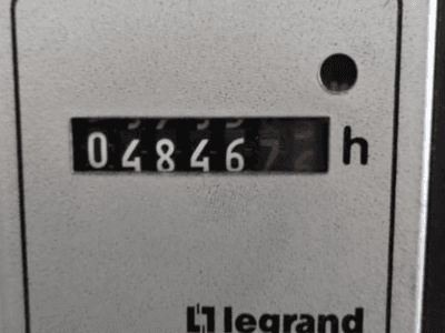 Лічильник годин Legrand 048467.6, вид спереду з червоним індикатором і чорними цифрами на текстурованому світлому фоні.