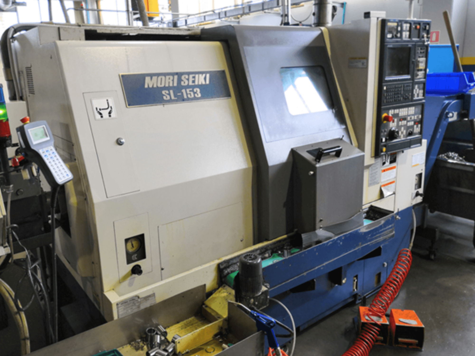 Горизонтальний токарний верстат MORI SEIKI SL-153 SMC, вид спереду, демонструє панель керування та робочі функції.