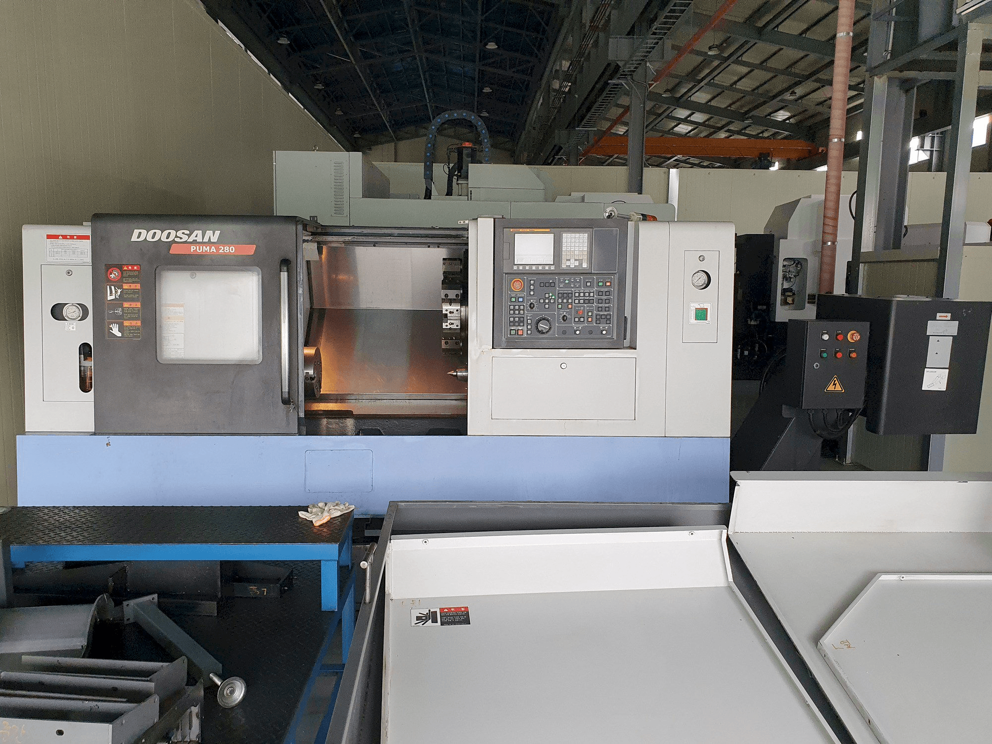 Front view of Doosan PUMA 280 machine