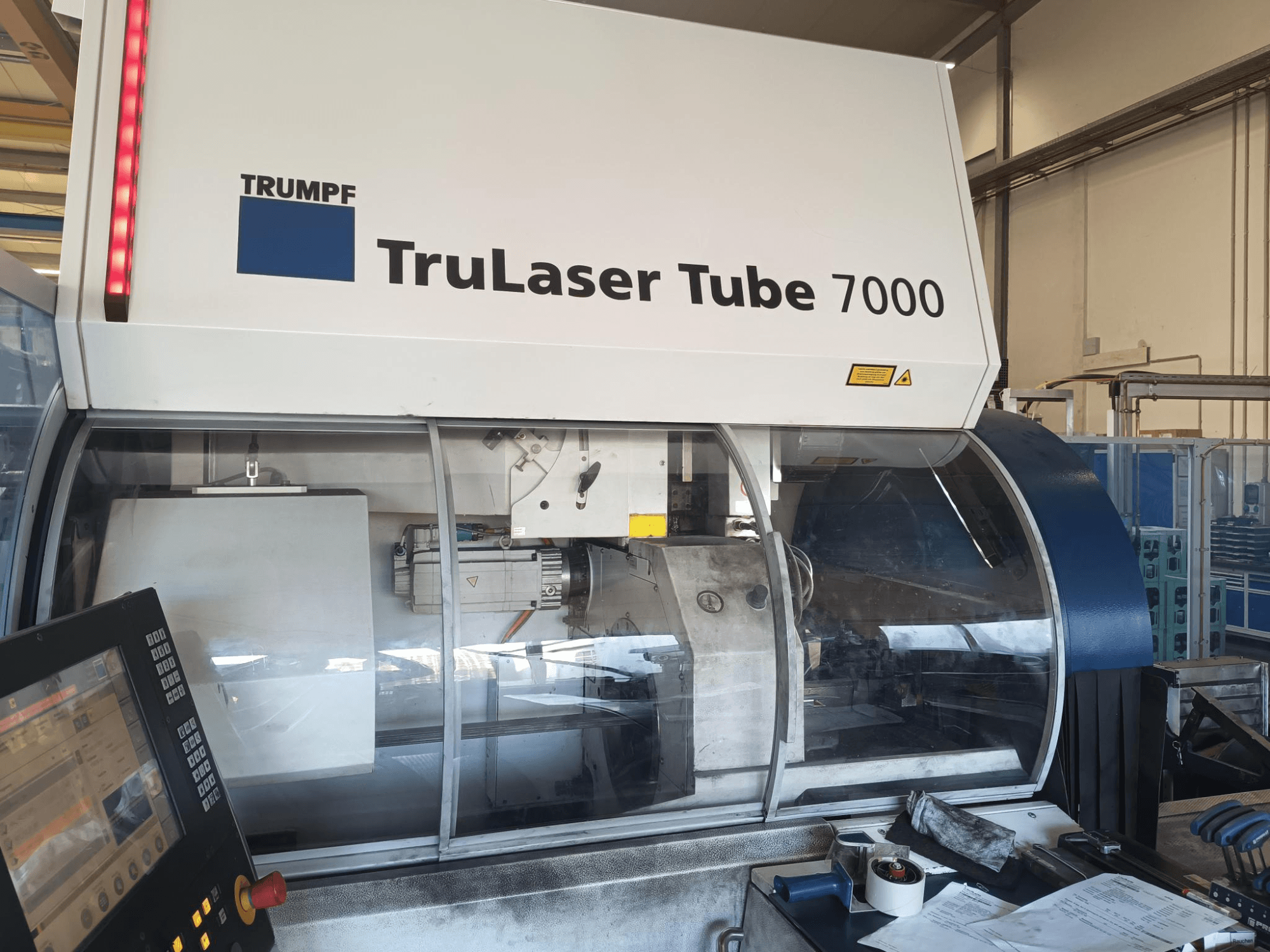 TRUMPF TruLaser Tube 7000, вигляд спереду машини з панеллю керування, що демонструє функції лазерного різання та робочий простір.