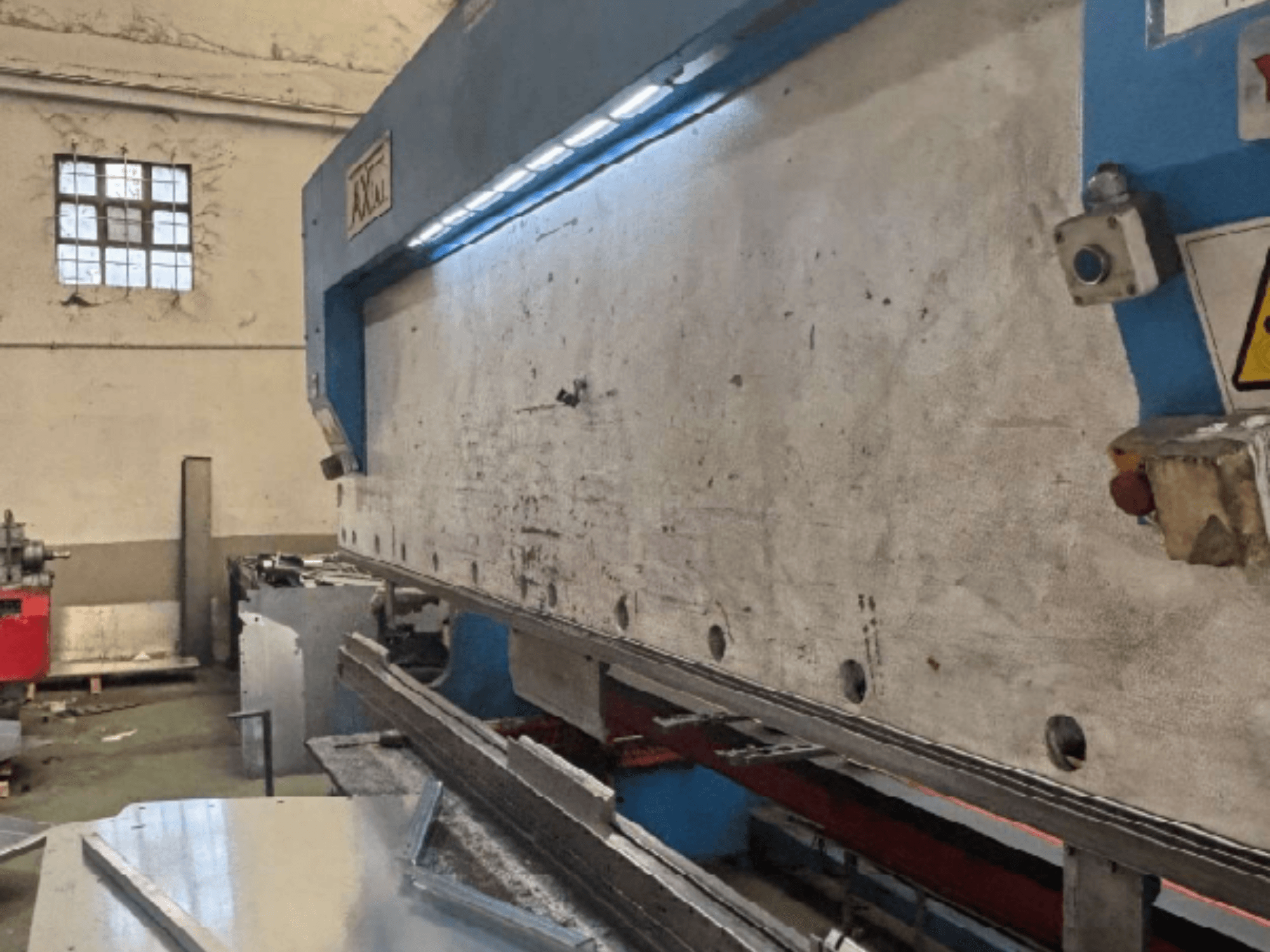 Axial PHS-W-124 - система переміщення палет в майстерні, вид збоку з робочою поверхнею і деталями панелі управління.