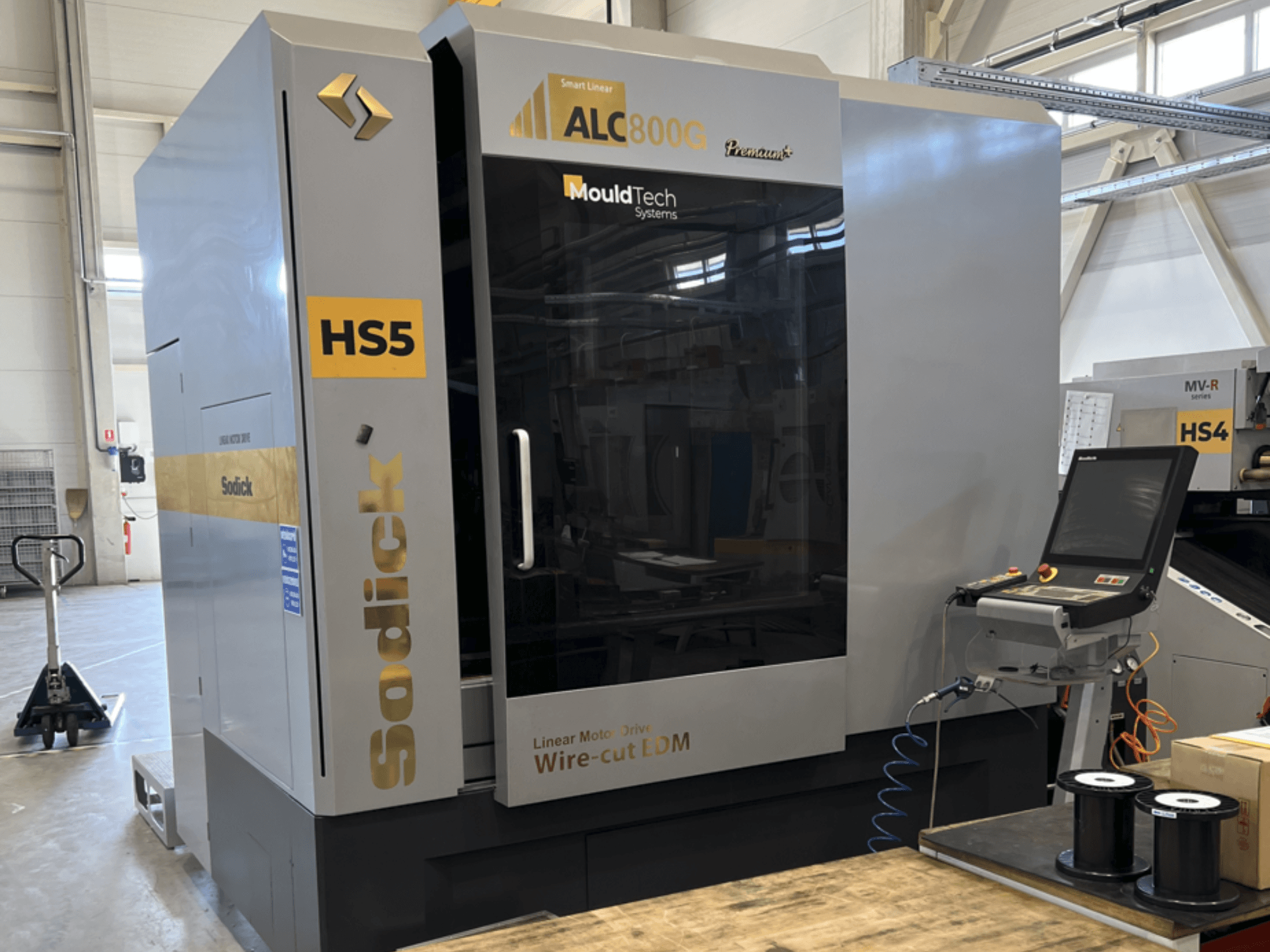 Електроерозійний верстат преміум-класу Sodick ALC800G, вид спереду, демонструє панель керування та складні деталі дизайну.