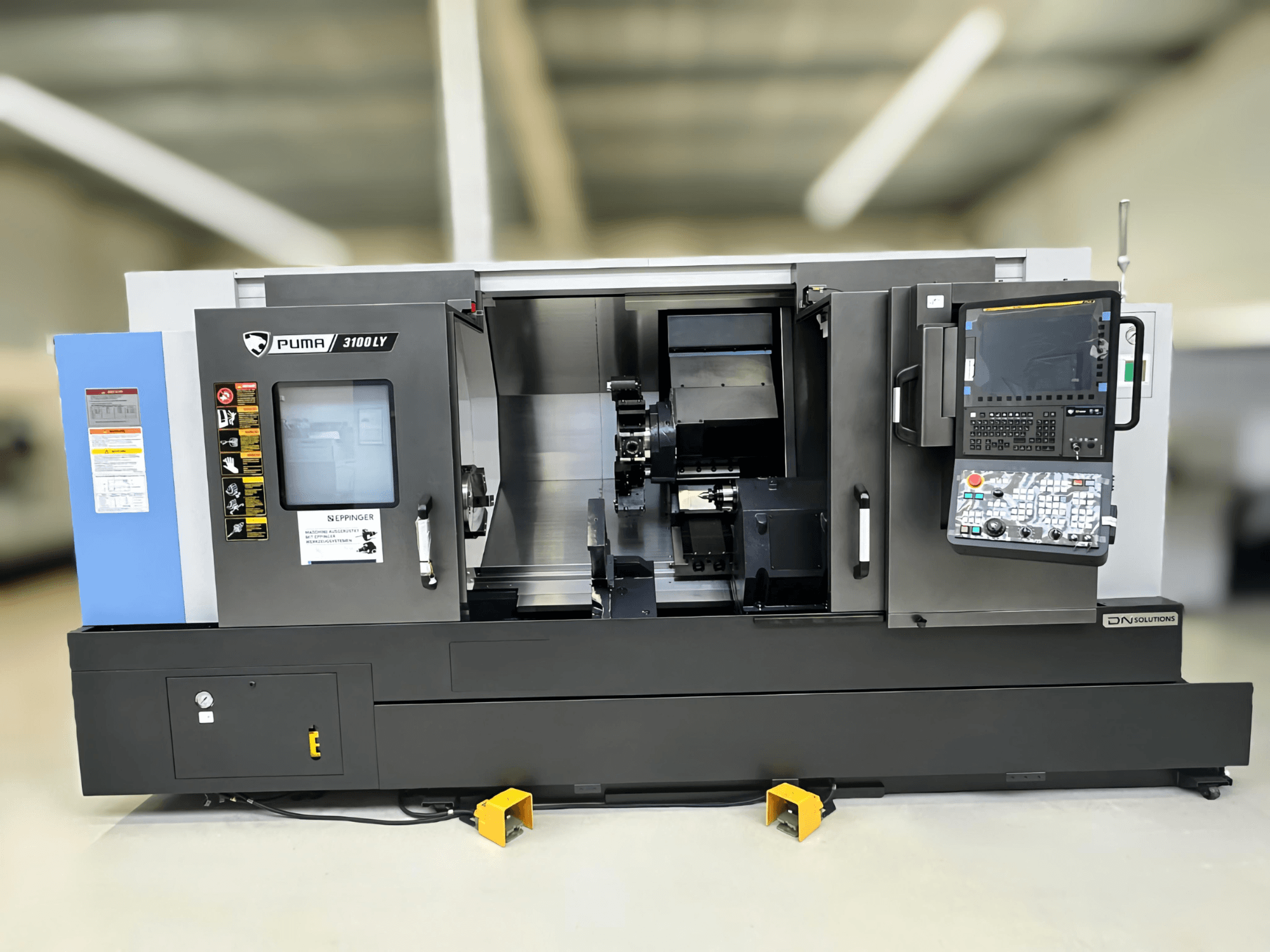 Вид спереду токарно-фрезерного центру DN SOLUTIONS Puma 3100 LY з панеллю керування, шпинделем і робочими функціями.