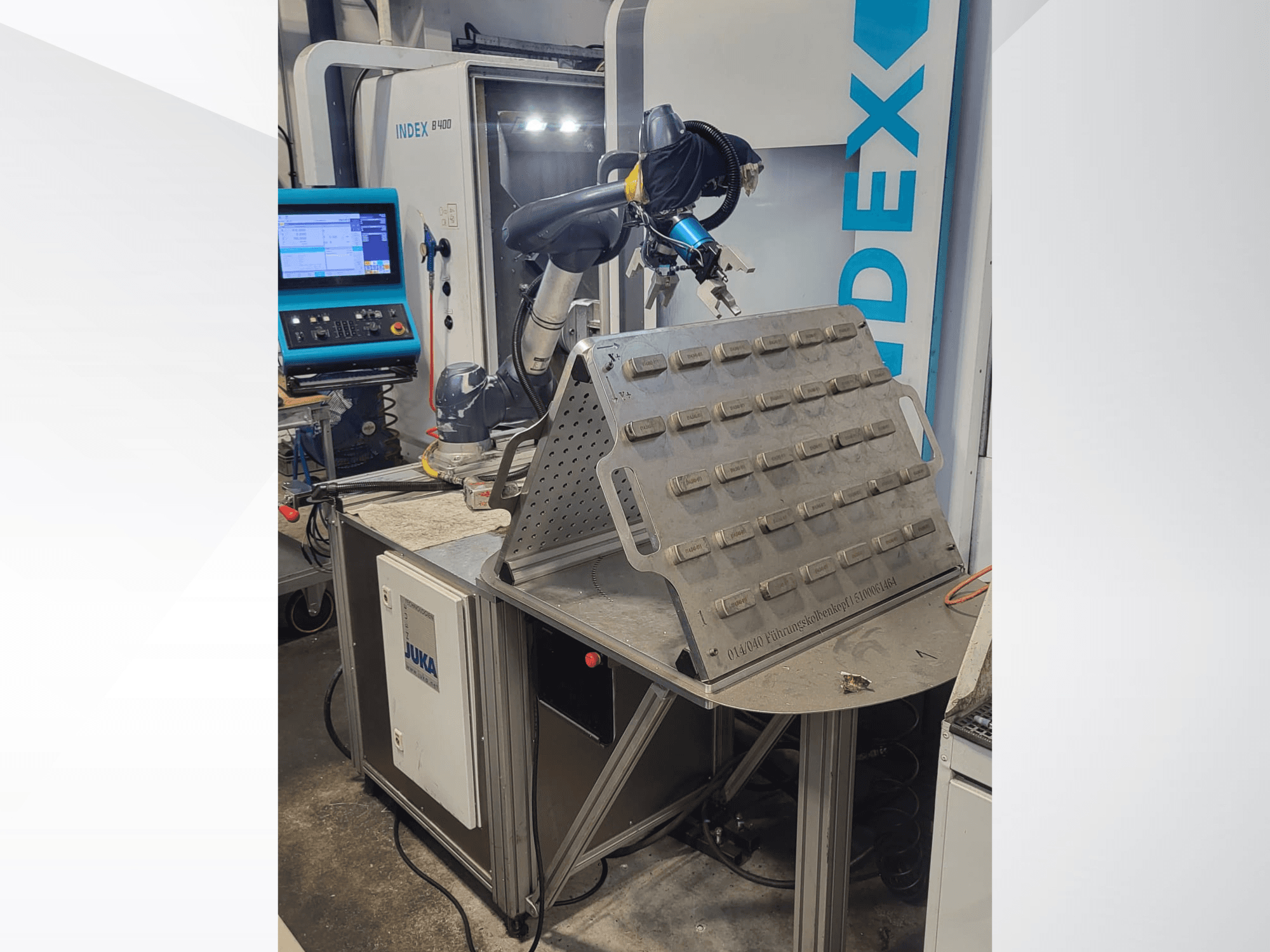 Колаборативний робот DOOSAN M1013 спереду, розташований біля робочого столу з тримачем для інструментів та панеллю керування.