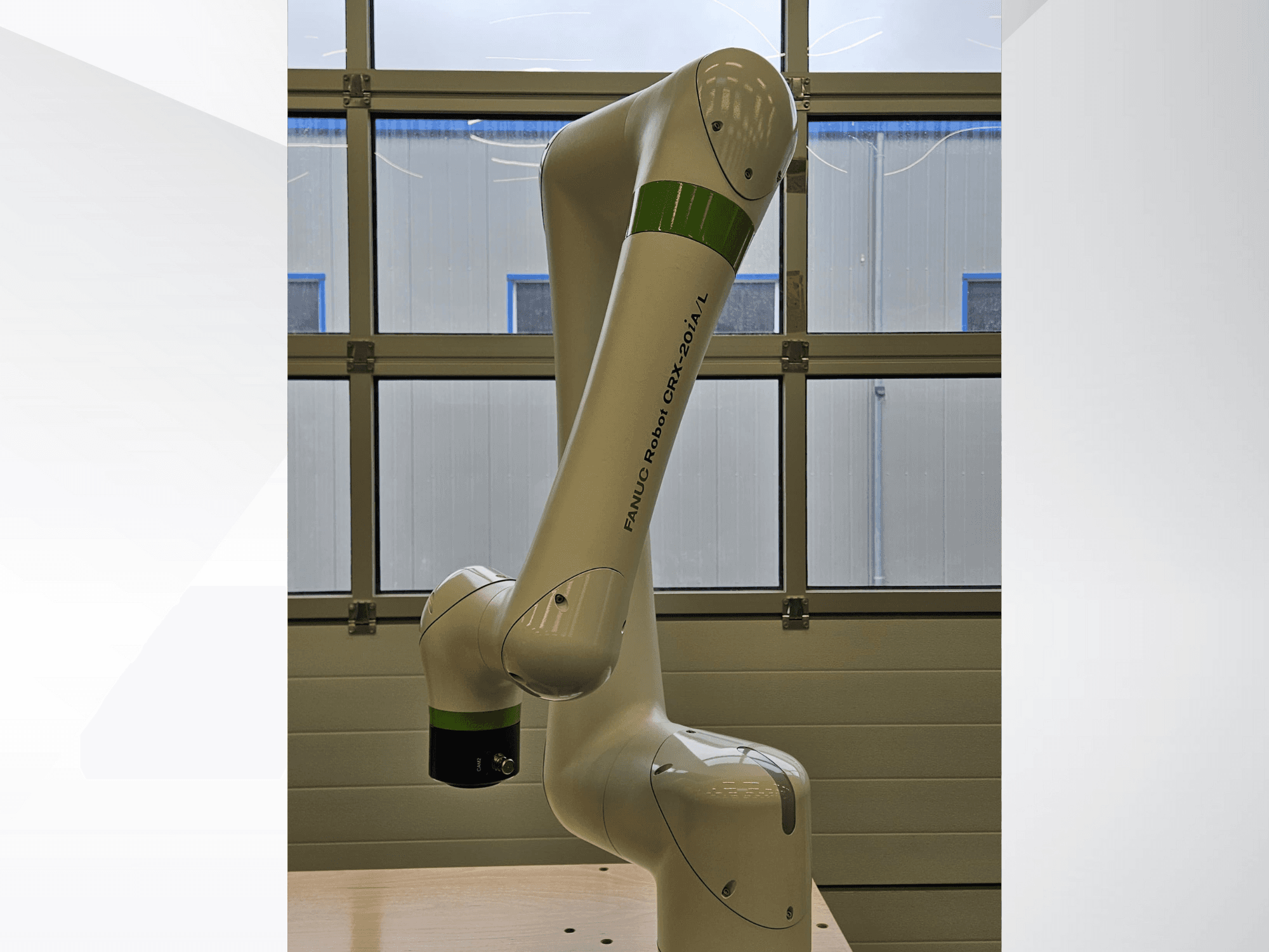FRANKA ROBOT CRX-20A/L, вид збоку, демонструє шарнірну руку та зелено-чорний кінцевий захват.