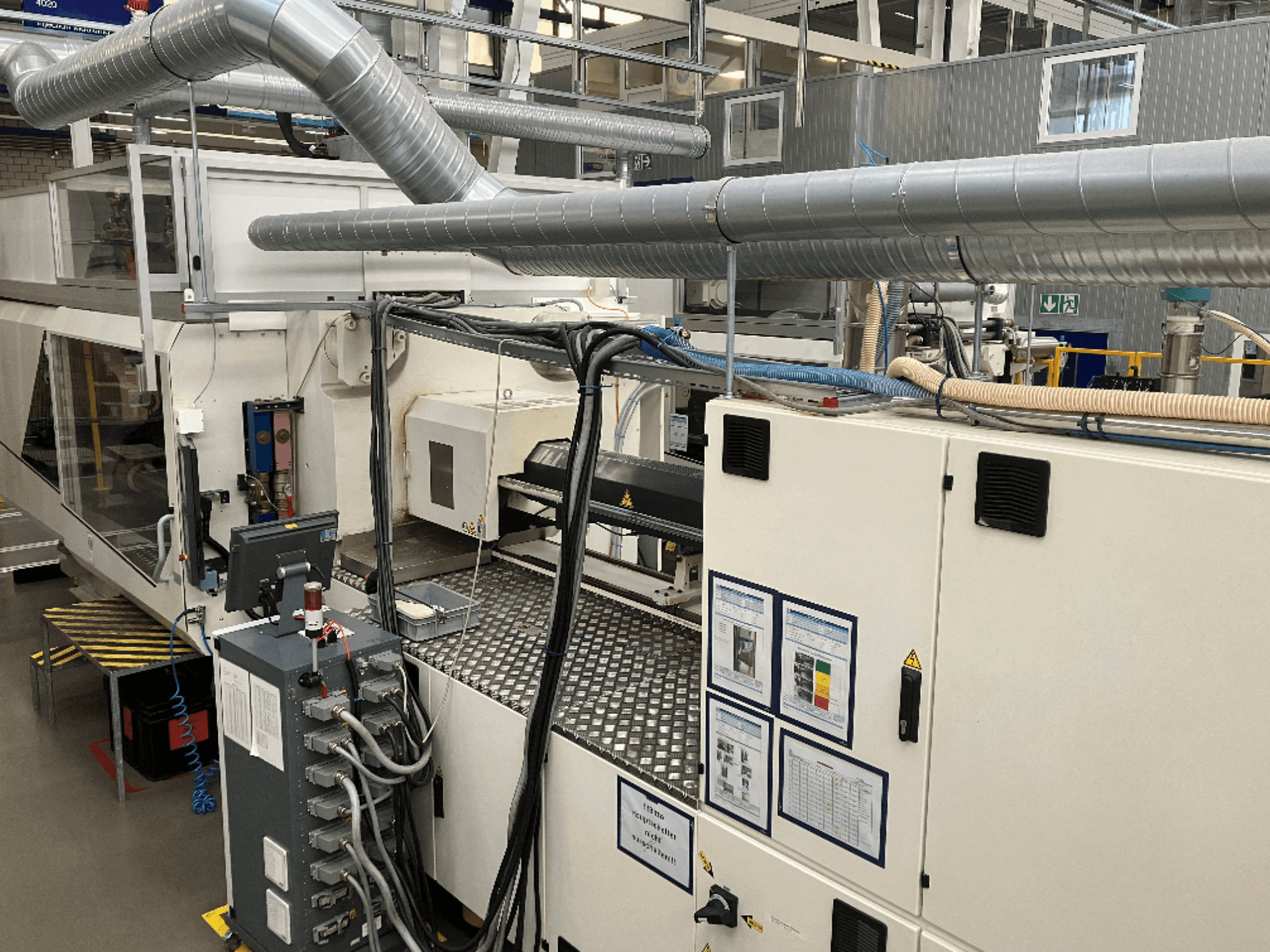 Промислове обладнання з розгалуженою системою трубопроводів, панеллю керування та інструкціями з експлуатації, що розглядається зверху вниз.