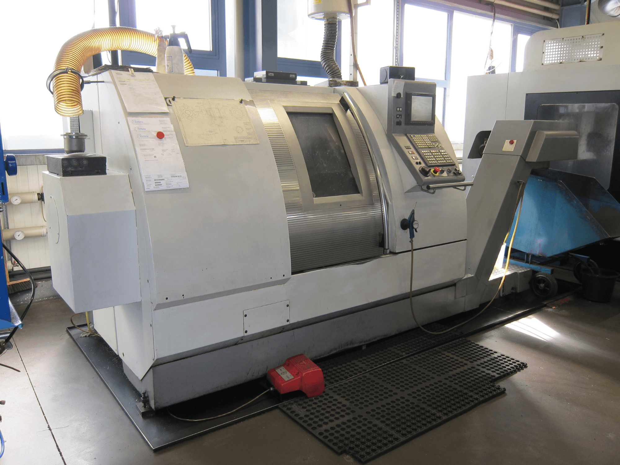 Горизонтальний токарний верстат Gildemeister CTX 400 Series 2, вид збоку, демонструє панель керування та робочі функції.