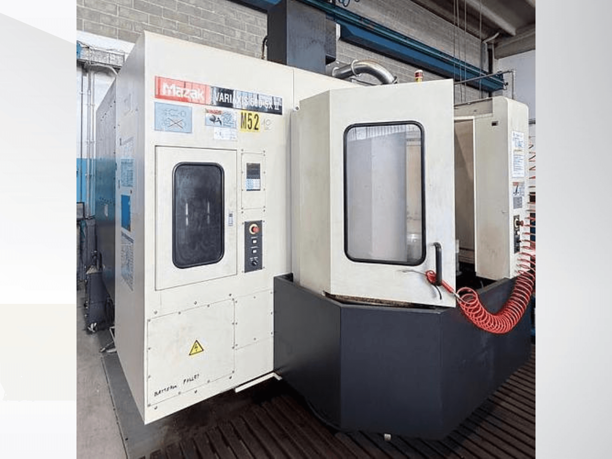 Вертикальний обробний центр Mazak VARIAXIS500-5XII, вид спереду; з панеллю керування та оглядовим вікном.