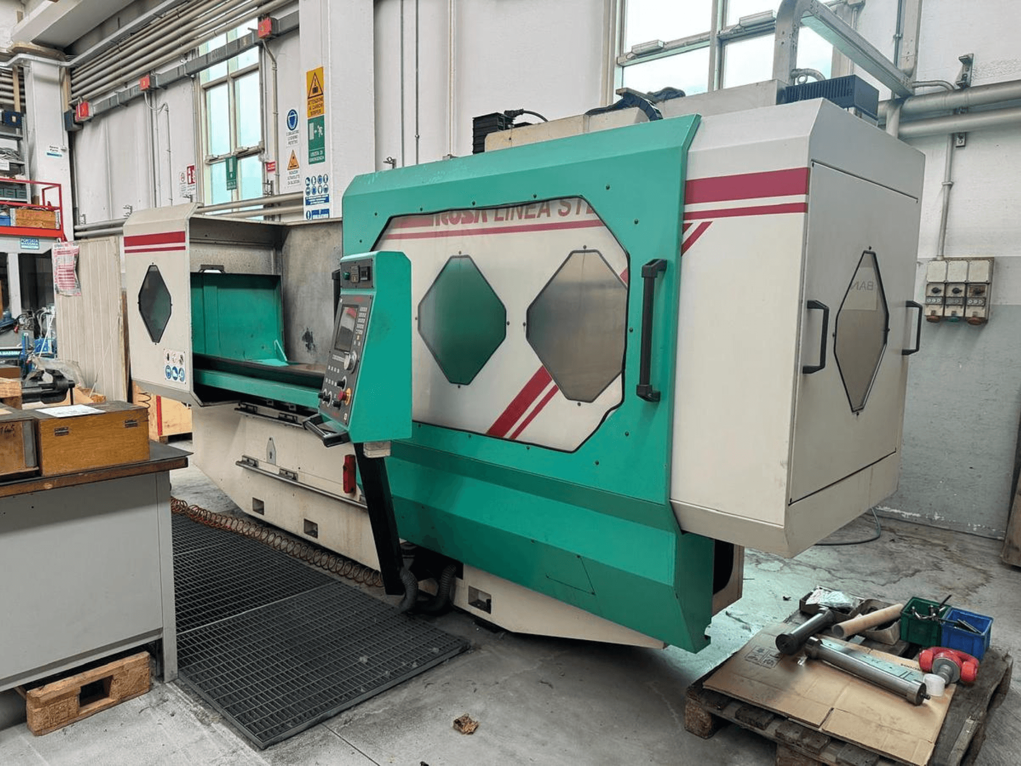 Зелено-білий прецизійний верстат, вид спереду, з панеллю керування, робочою зоною та інструментами на піддоні. Бренд: BAMB.