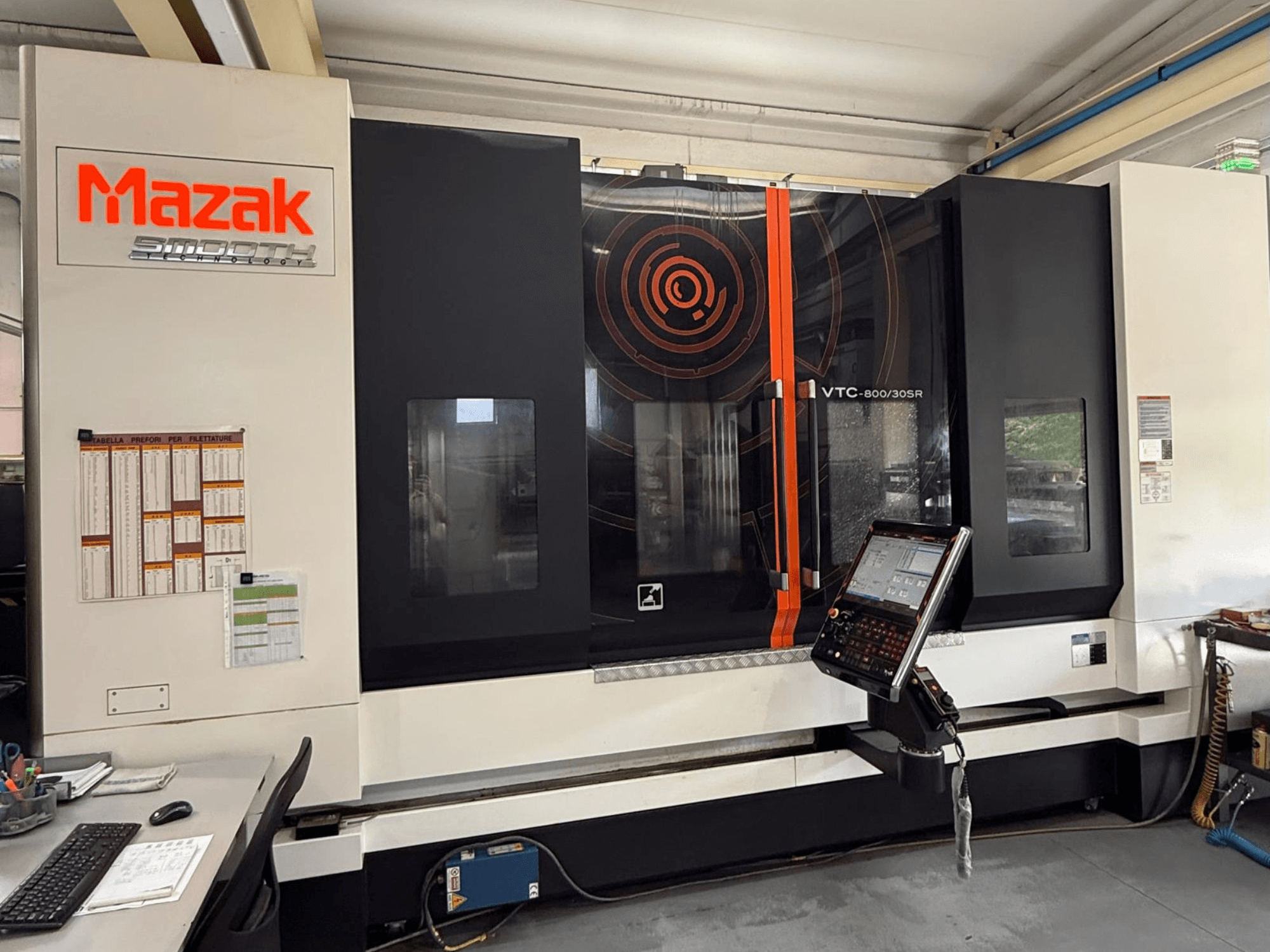 Вертикальний обробний центр Mazak VTC-800/30SR, вид спереду, на якому видно панель управління, дисплей та робочу зону.