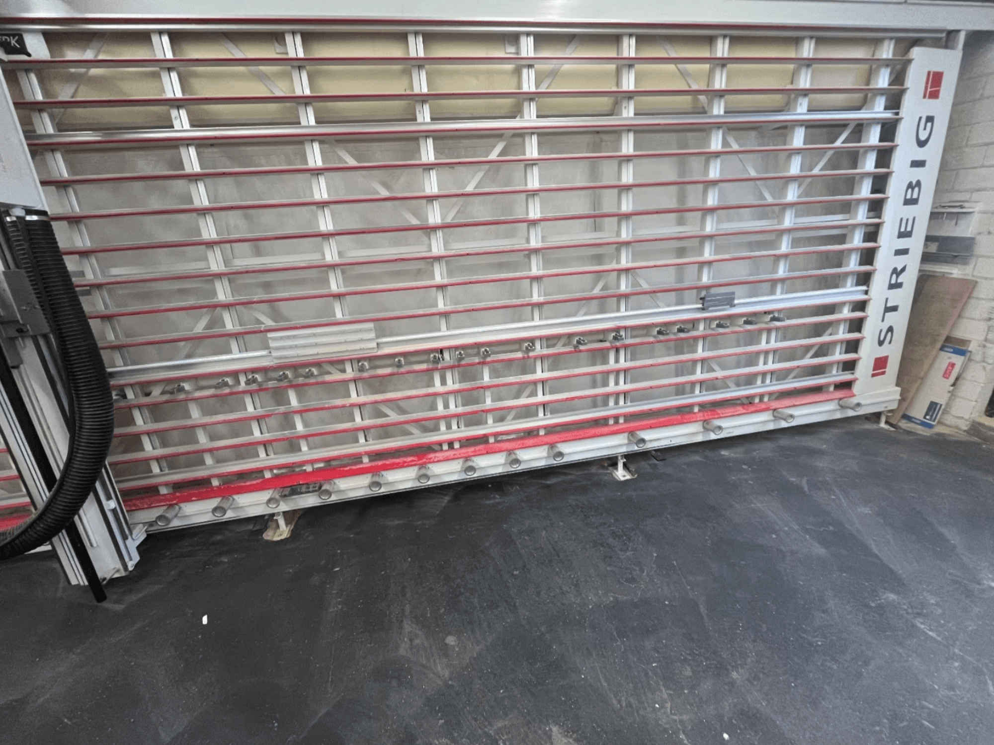 Панельна пила STRIEBIG Standart II TKR 6220A, вид спереду; має металеву раму з червоними напрямними та ріжучими елементами.