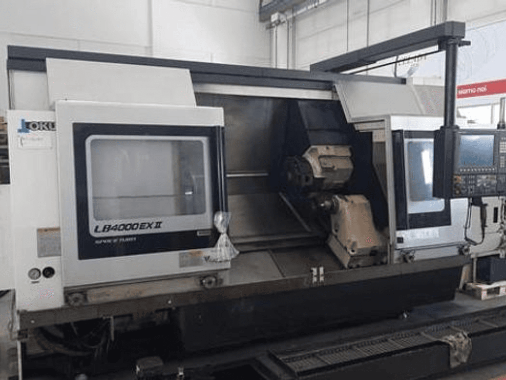 LATHES LB4000EX II від JOKI, вид спереду, що демонструє панель керування, шпиндель і робочу зону для точної обробки.