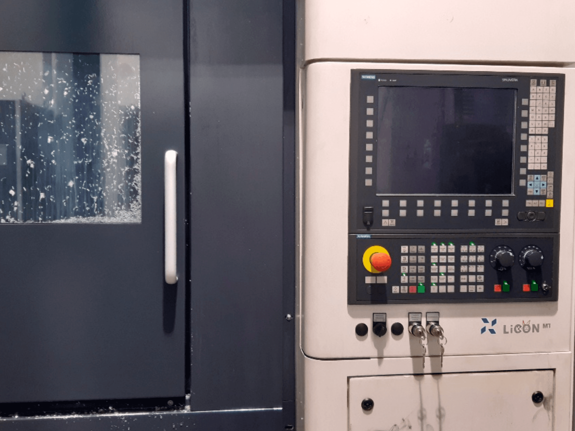 Панель управління горизонтальним токарним верстатом LICON LiFLEX II 766 i3 DT B22, вид спереду з екраном та елементами керування.