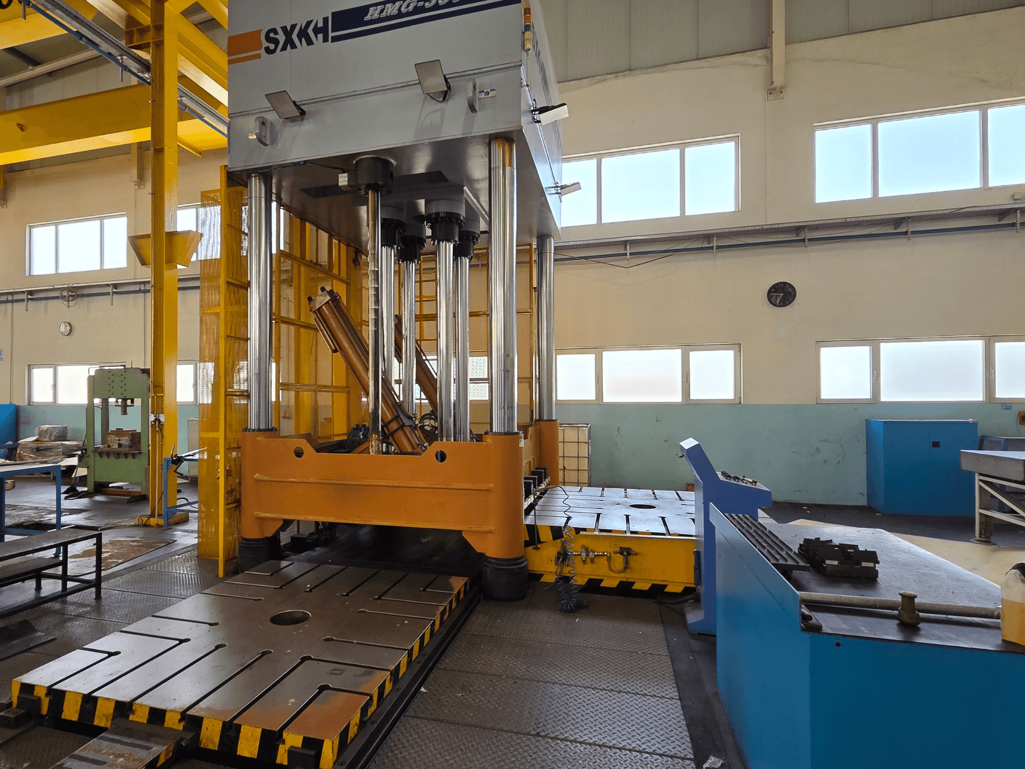 Гідравлічний прес SXKH HMG-300JM спереду, з великими пресувальними циліндрами і міцною основою в заводському виконанні.