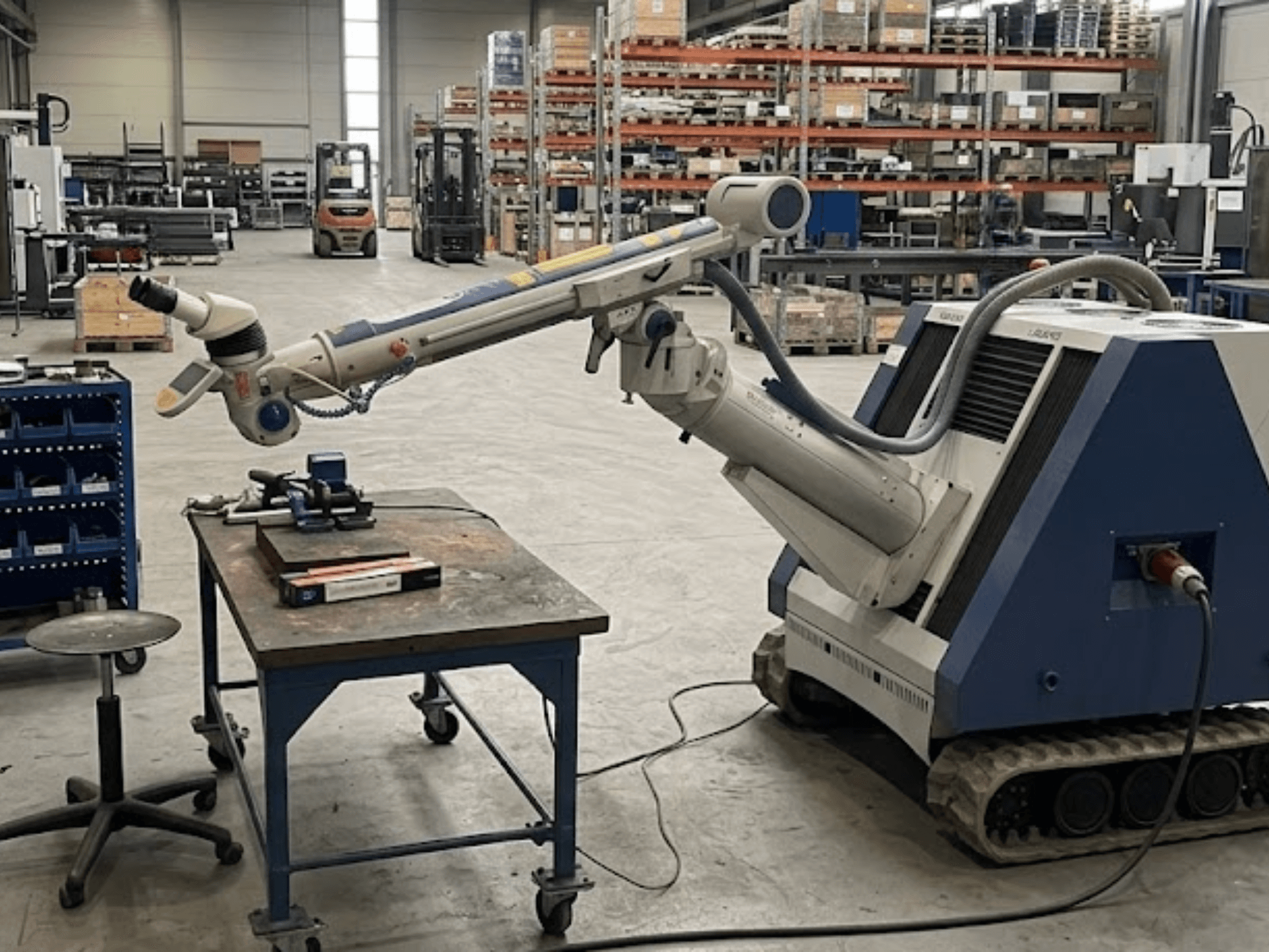 Верстат ALPHA LASER ALFlak300 M у цеху з роботом-маніпулятором; вид спереду, що демонструє точне налаштування на робочому столі.