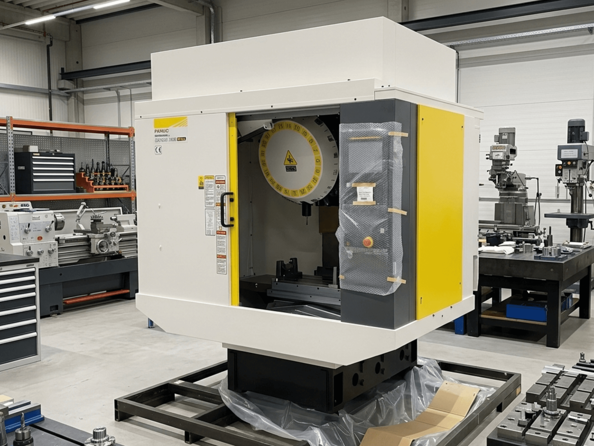 Вертикальний обробний центр FANUC Robodrill Alpha D21LIB5 Plus у вигляді збоку, демонструє панель керування та робочу зону.