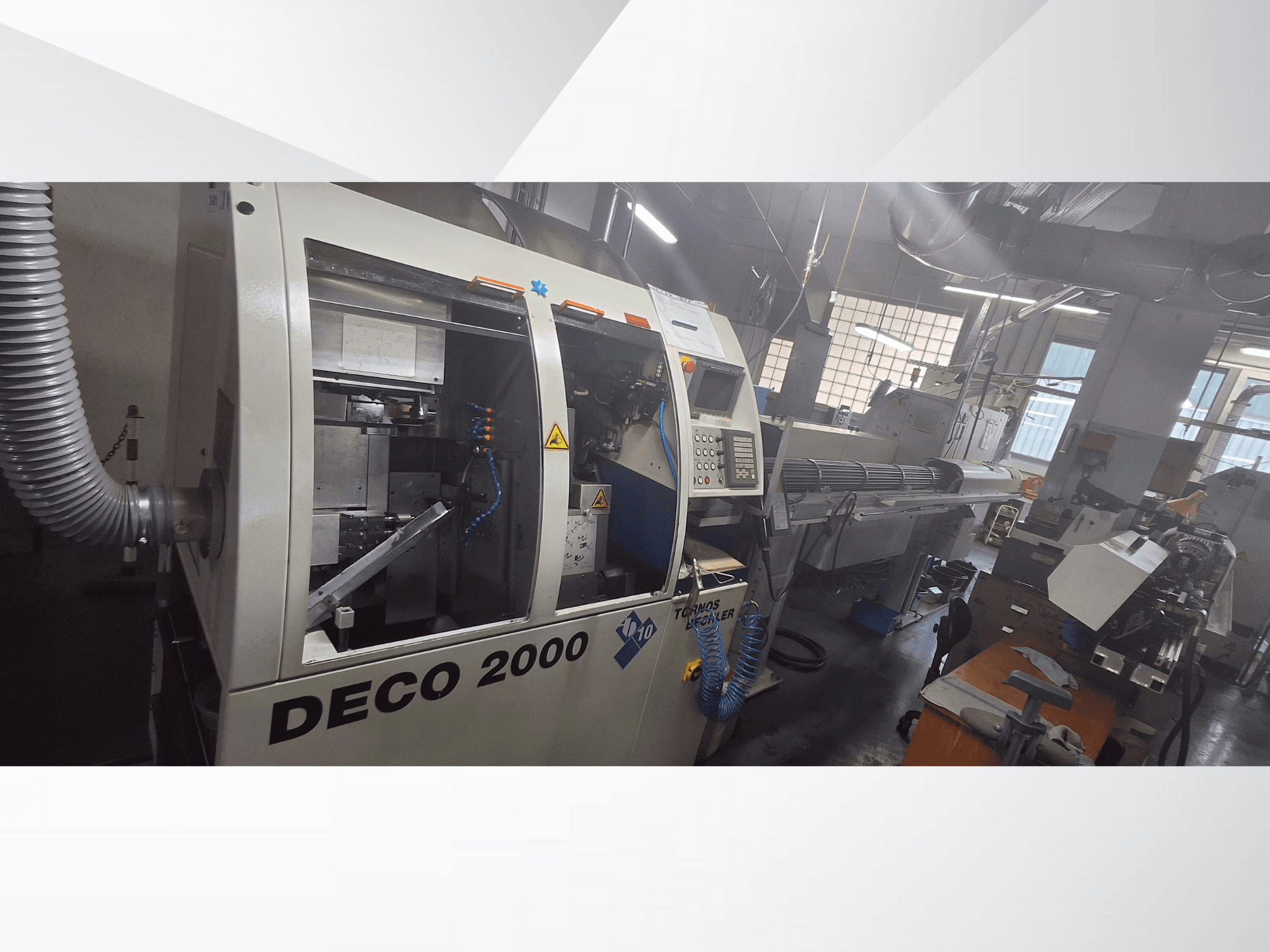 Верстат з ЧПК DECO 2000 в майстерні, вид спереду, демонструє елементи керування та довгу заготовку праворуч.