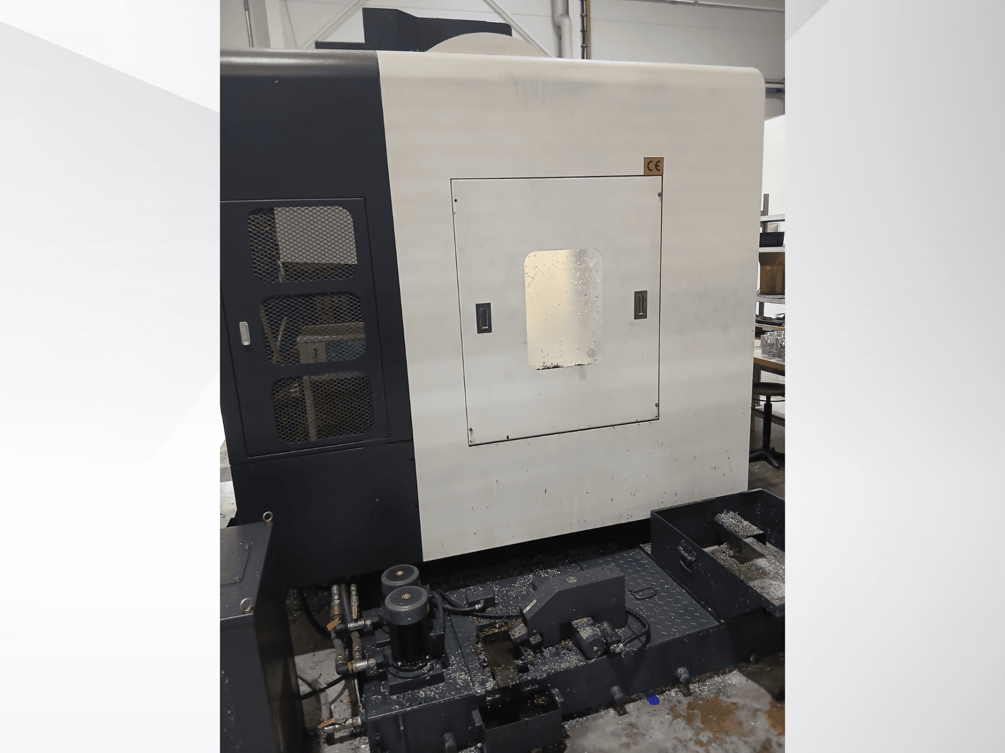 Вертикальний обробний центр POSmill C 800 Kompakt, вид спереду, на якому видно панель управління, систему охолодження та металеву стружку.
