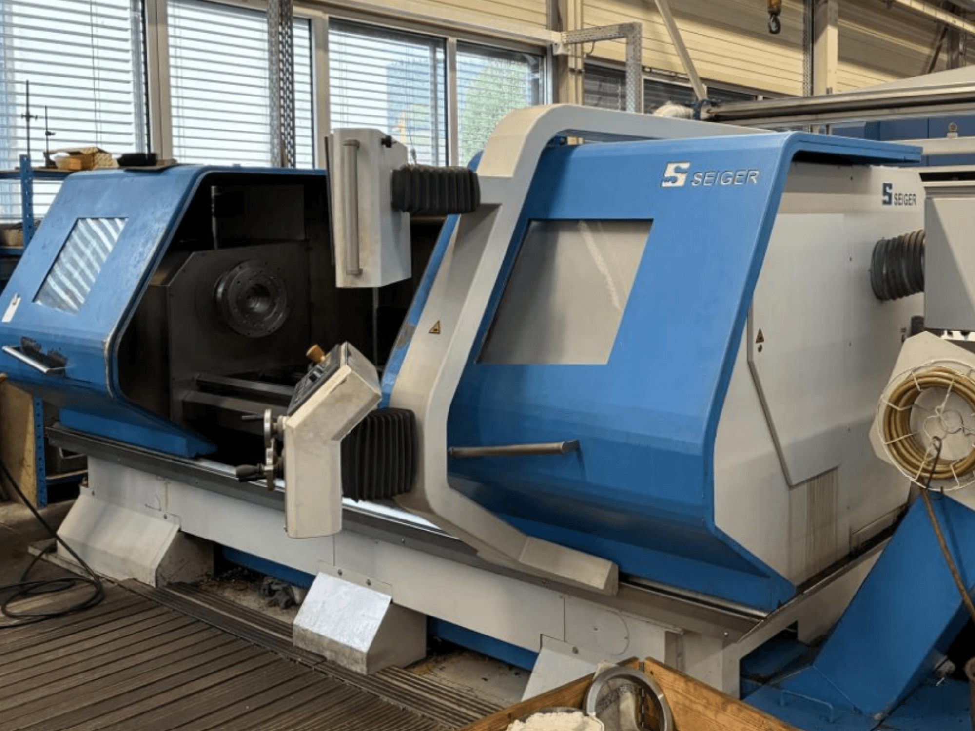 Горизонтальний токарний верстат SEIGER SLZ-620E, вид спереду, на якому видно панель управління та зону головного шпинделя.