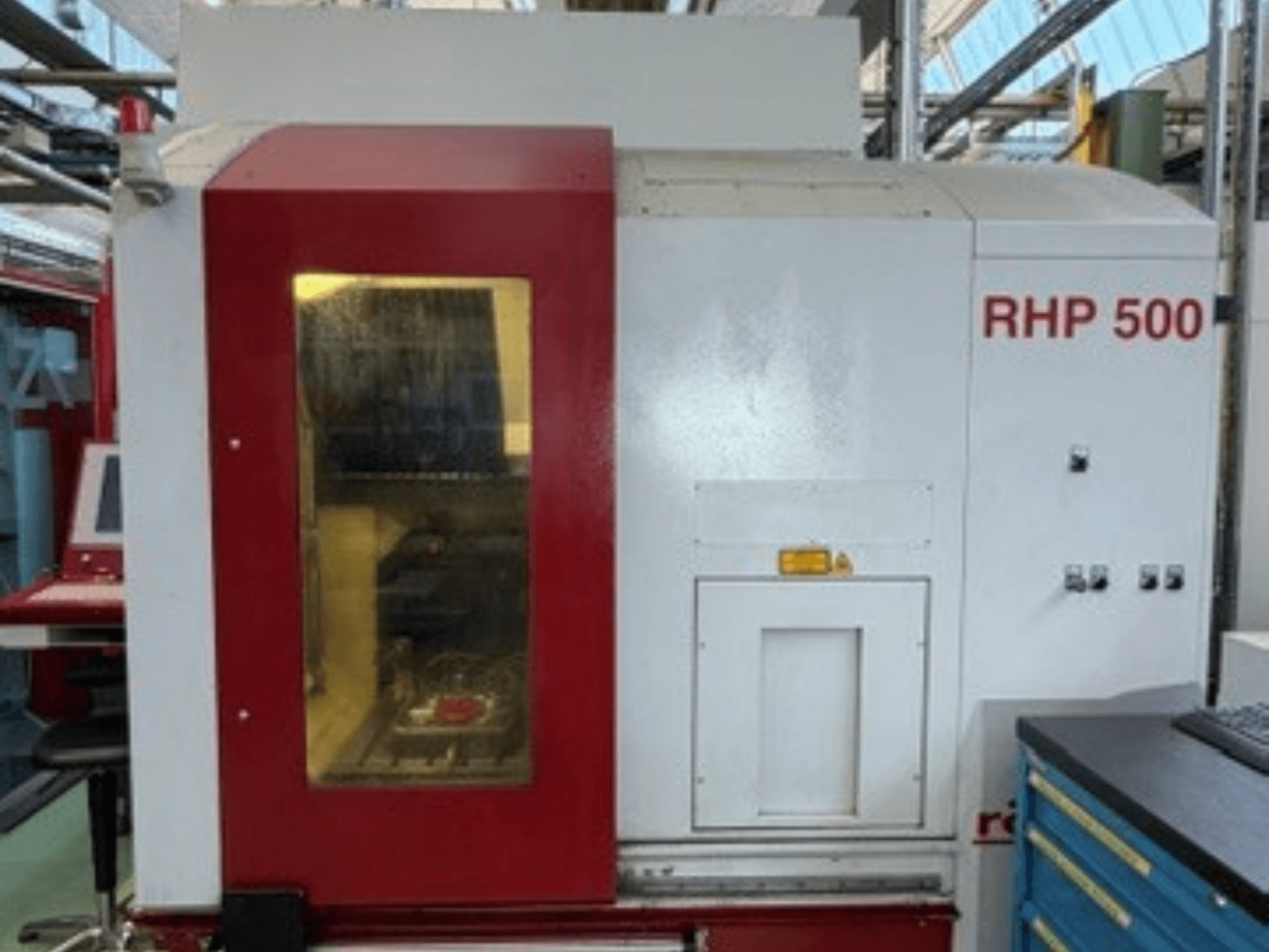 Вертикальний обробний центр Röders TEC RHP 500, вид спереду, на якому видно панель управління та прозоре вікно, що відкриває огляд внутрішньої частини.