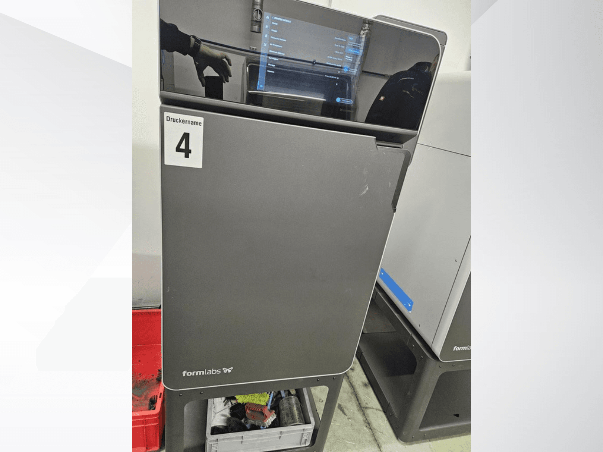 3D-принтер FORMLABS Fuse 1+ потужністю 30 Вт для друку з пластику, вид спереду, на якому видно сенсорний екран та напис «Druckname 4».