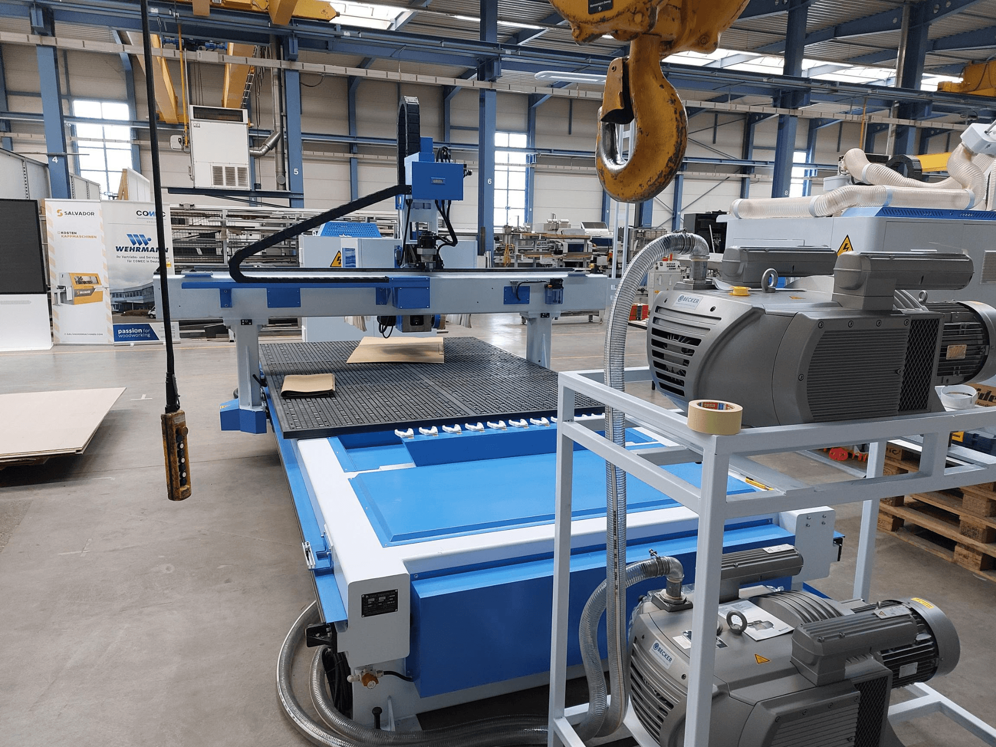 Центр обробки деревини з ЧПУ QUICK CNC UA 481, вид спереду, на якому видно панель управління, двигуни та робочу поверхню з заготовкою з деревини.