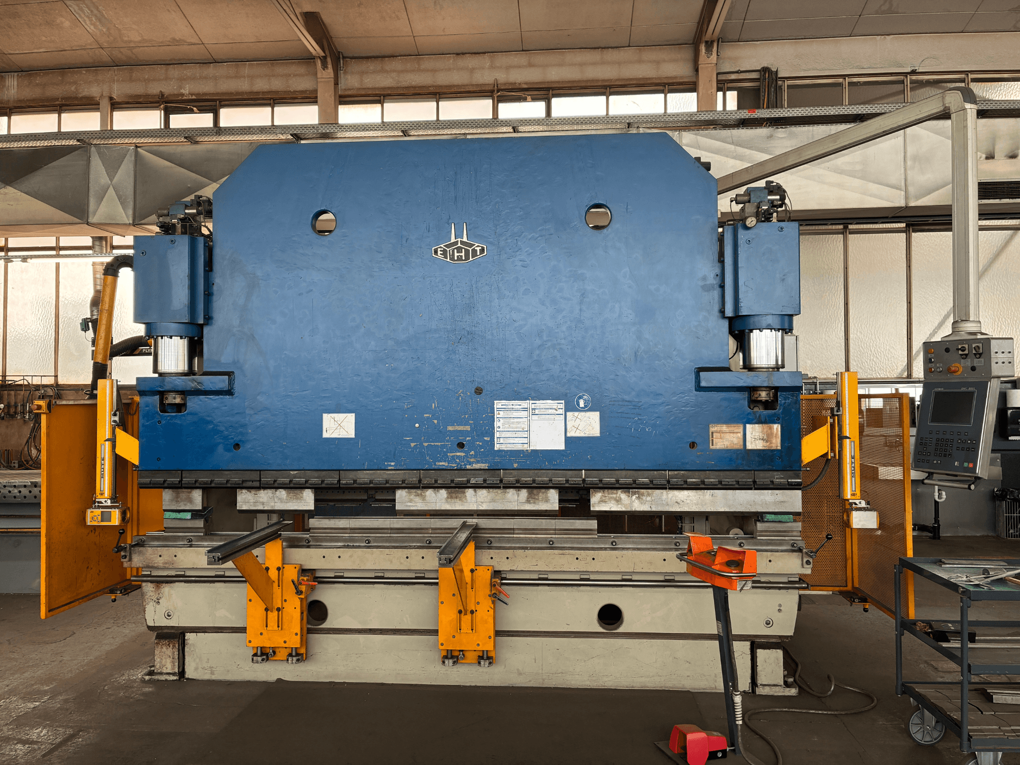 Вертикальний обробний центр Bridgeport VMC 1000 22, вид спереду: синій корпус, панель керування та робочі компоненти.