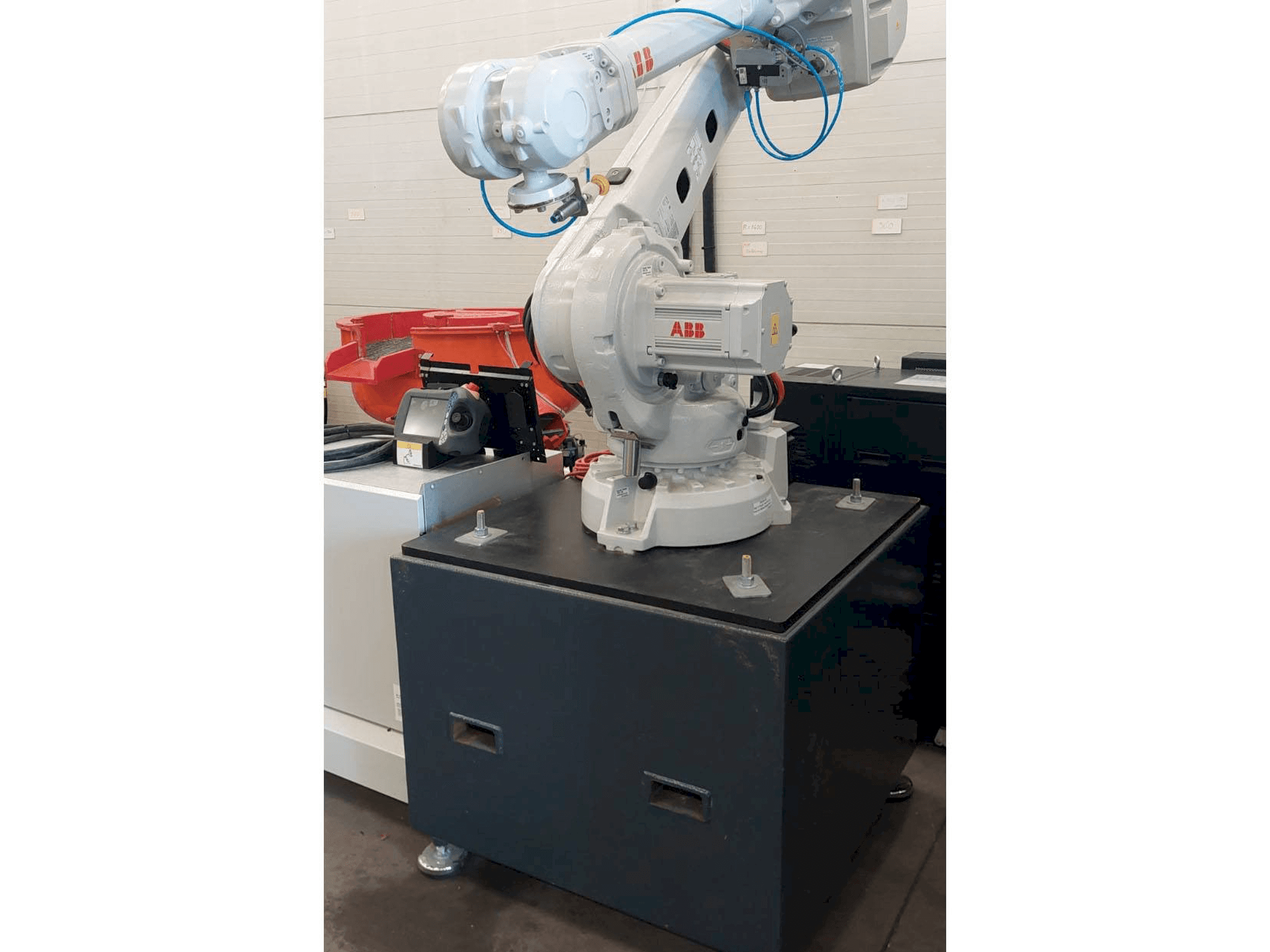 Front view of ABB IRB 4600 machine