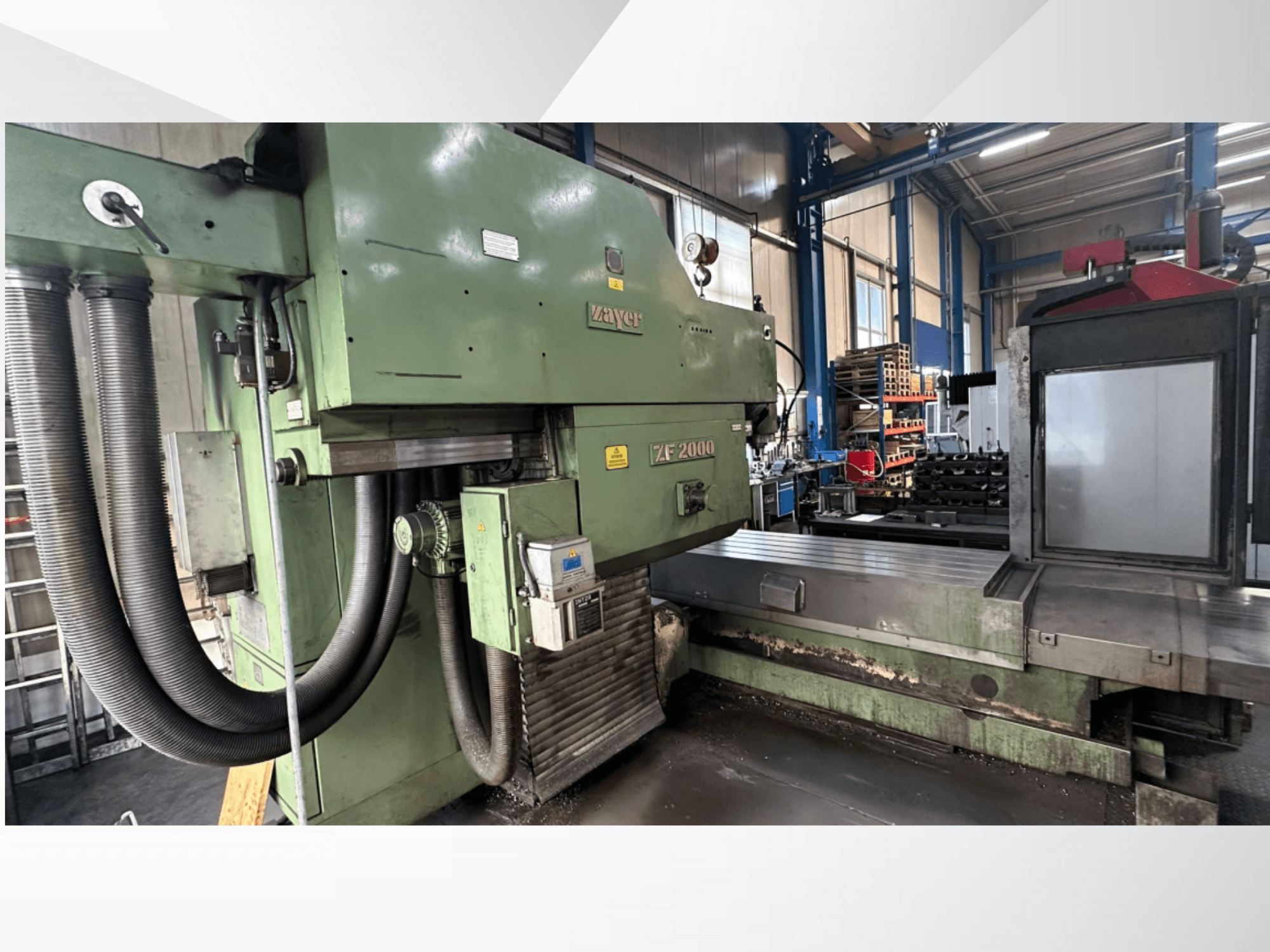 Фрезерний верстат Zayer ZF 2000 зеленого кольору, вид збоку з панеллю керування та великою фрезерною станиною з приєднаними шлангами.