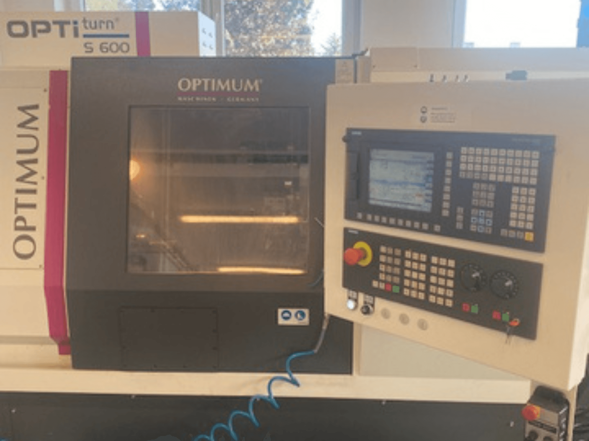 Горизонтальний токарний верстат Optimum OPTIturn S 600, вид спереду, на якому видно панель управління та дисплей.