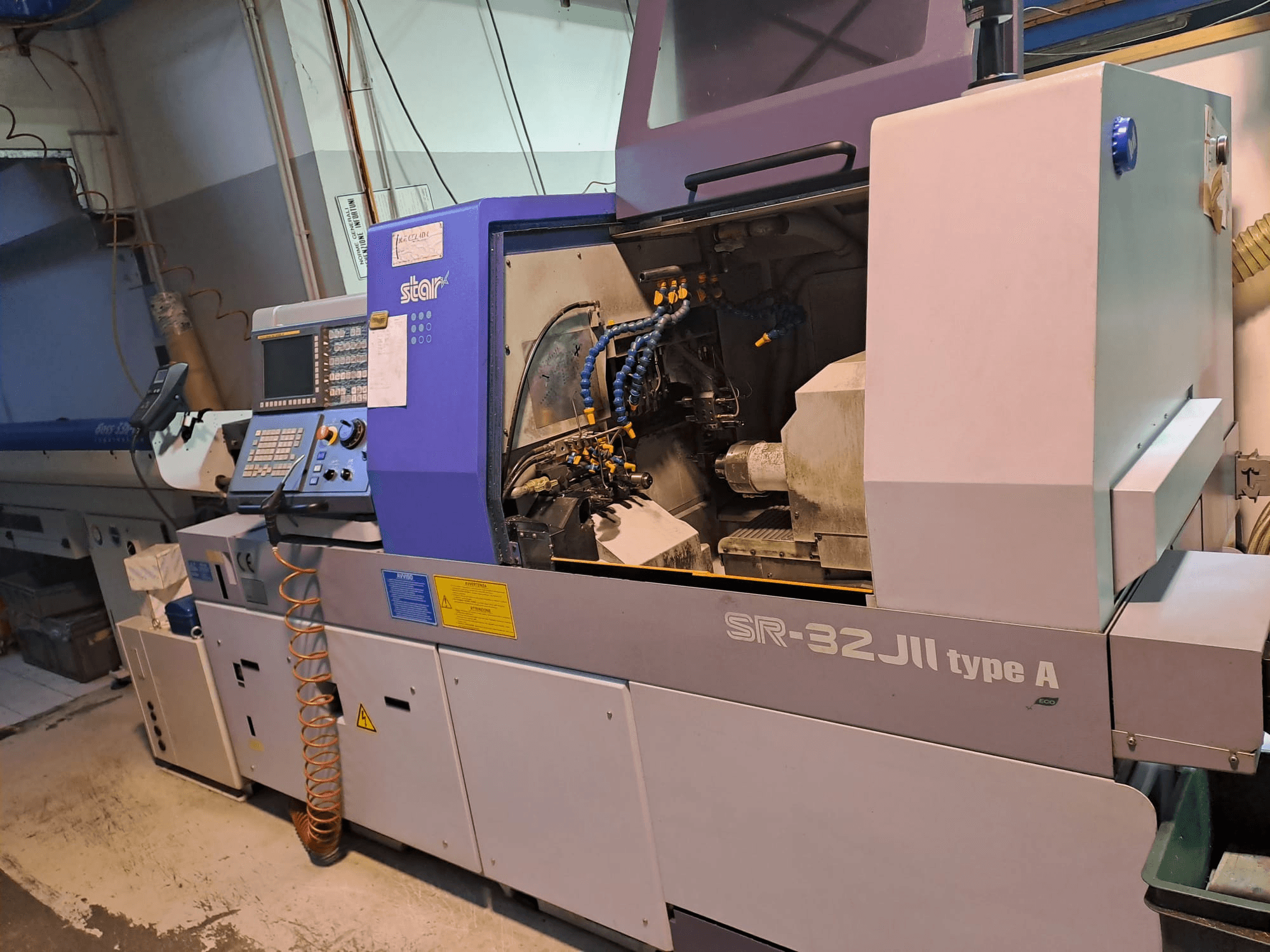 STAR MICRONICS SR-32JII-typeА токарний верстат швейцарського типу, вид збоку, з панеллю керування та видимими компонентами обробки.