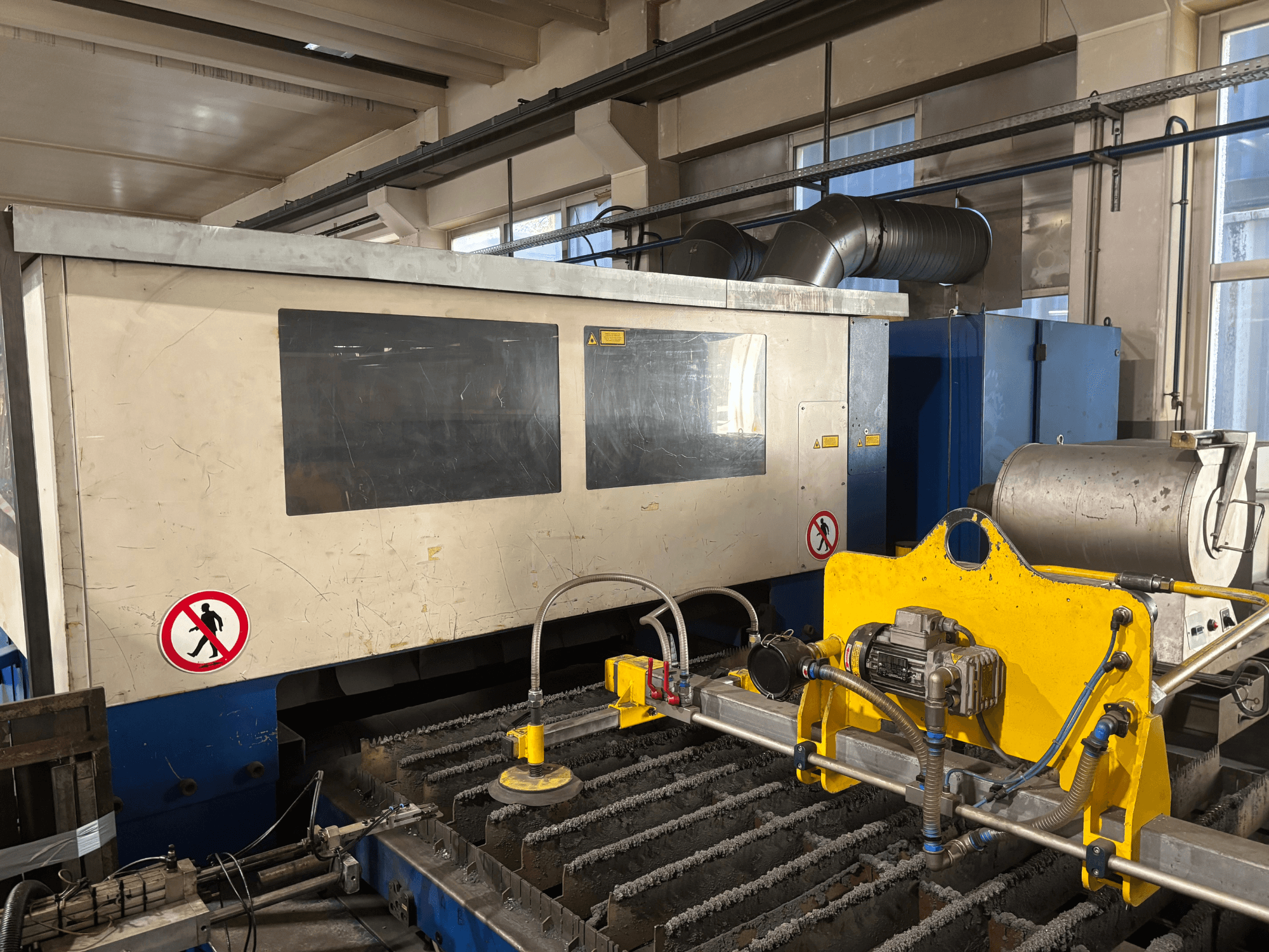 Лазерний різак TRUMPF Trumatic L3030 CO2, вид спереду з інтерфейсом керування та деталями поверхні різання.