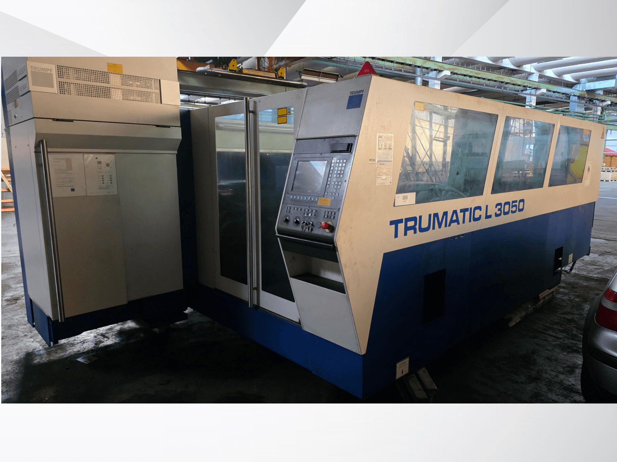 Лазерний різак TRUMPF Trumatic L 3050 CO2, вид спереду, з панеллю керування та великими скляними вікнами.
