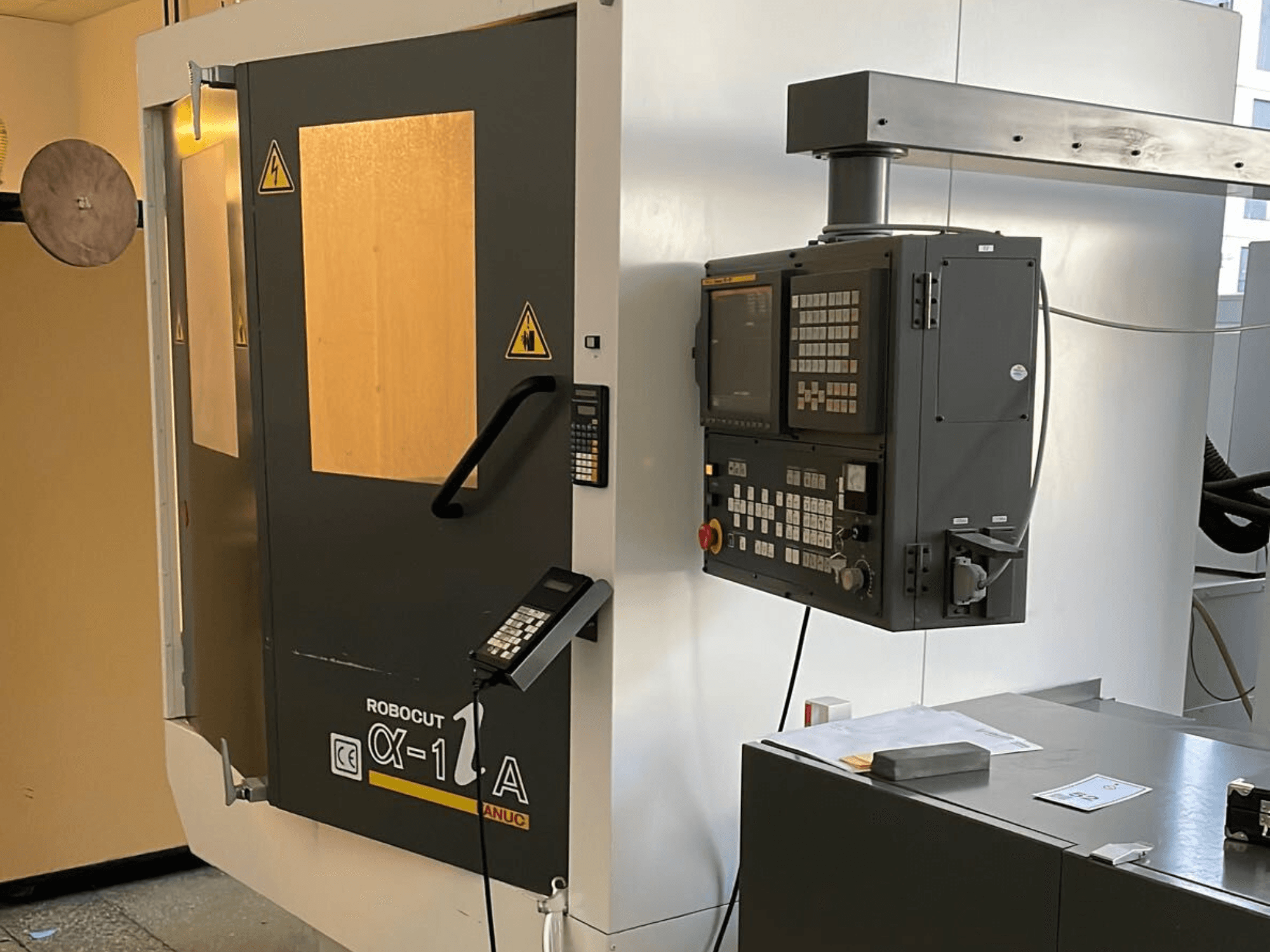 Robocut CX-1 Верстат з панеллю керування; вид спереду з захисними дверцятами та інтерфейсом керування.