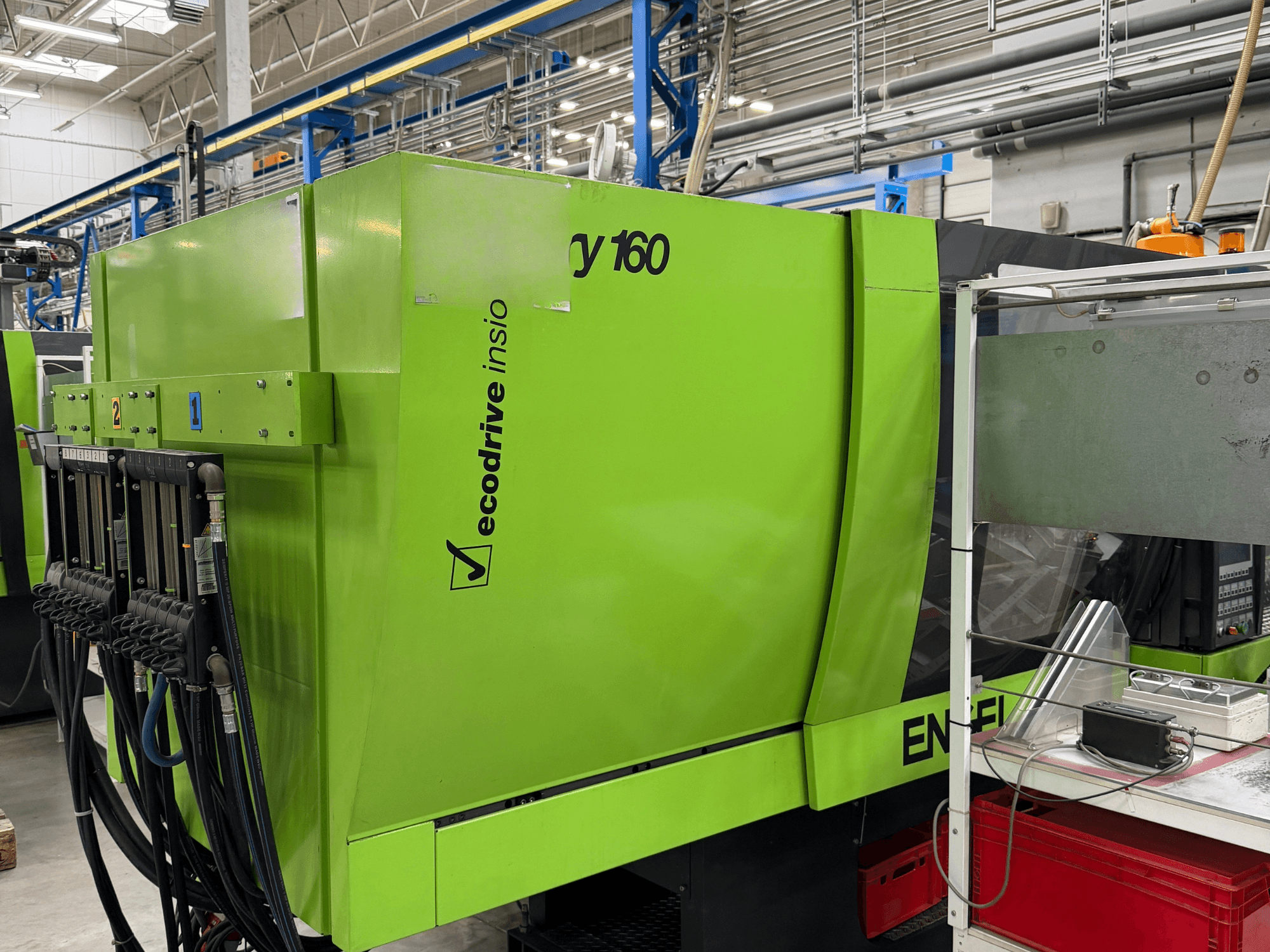Гідравлічна термопластавтомат Engel Victory 500/160 tech зеленого кольору, вид збоку, на якому видно панель управління та функцію Ecodrive.