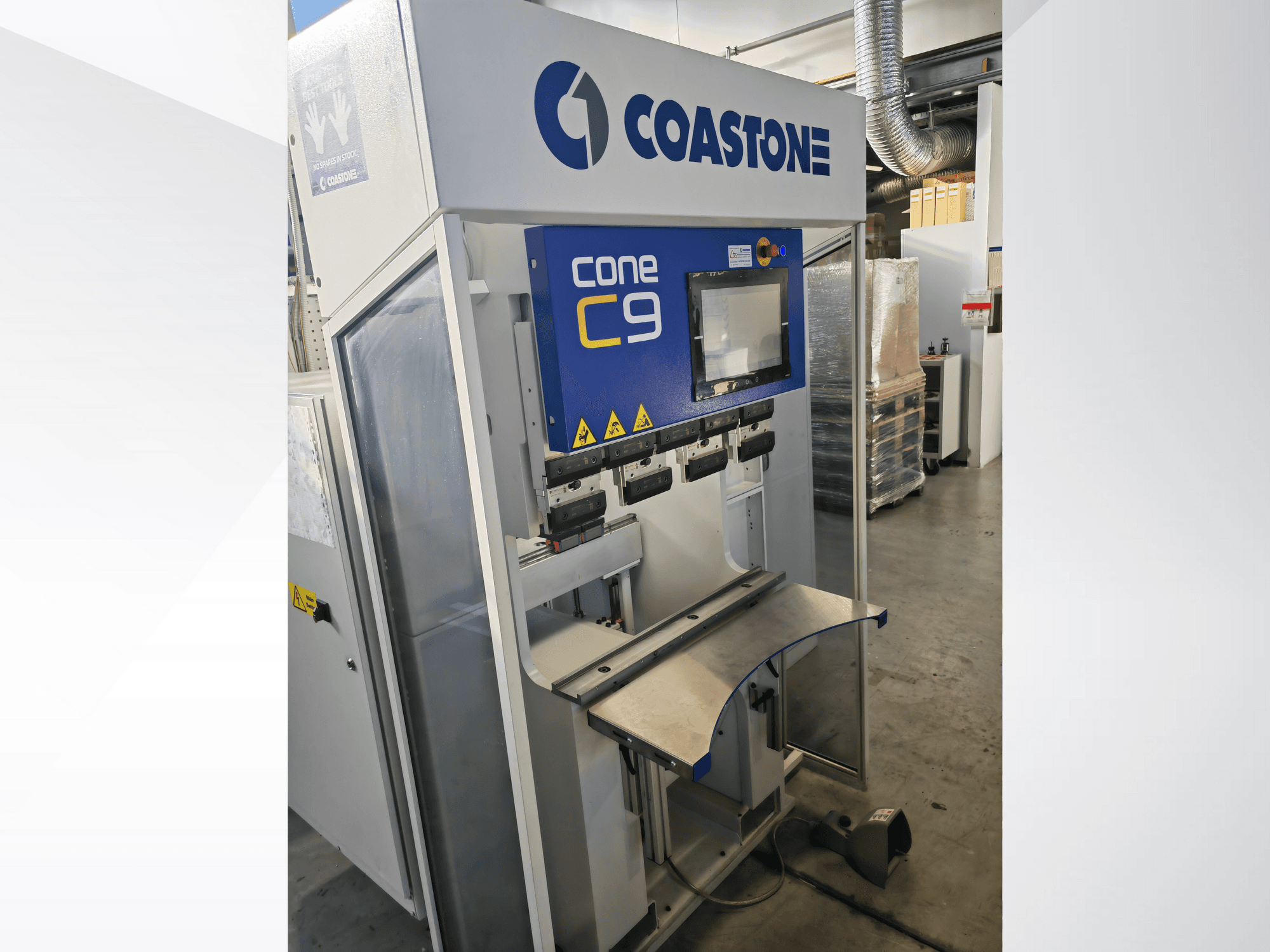 Машина Coastone Cone C9 спереду, з панеллю керування та робочою поверхнею з нержавіючої сталі.