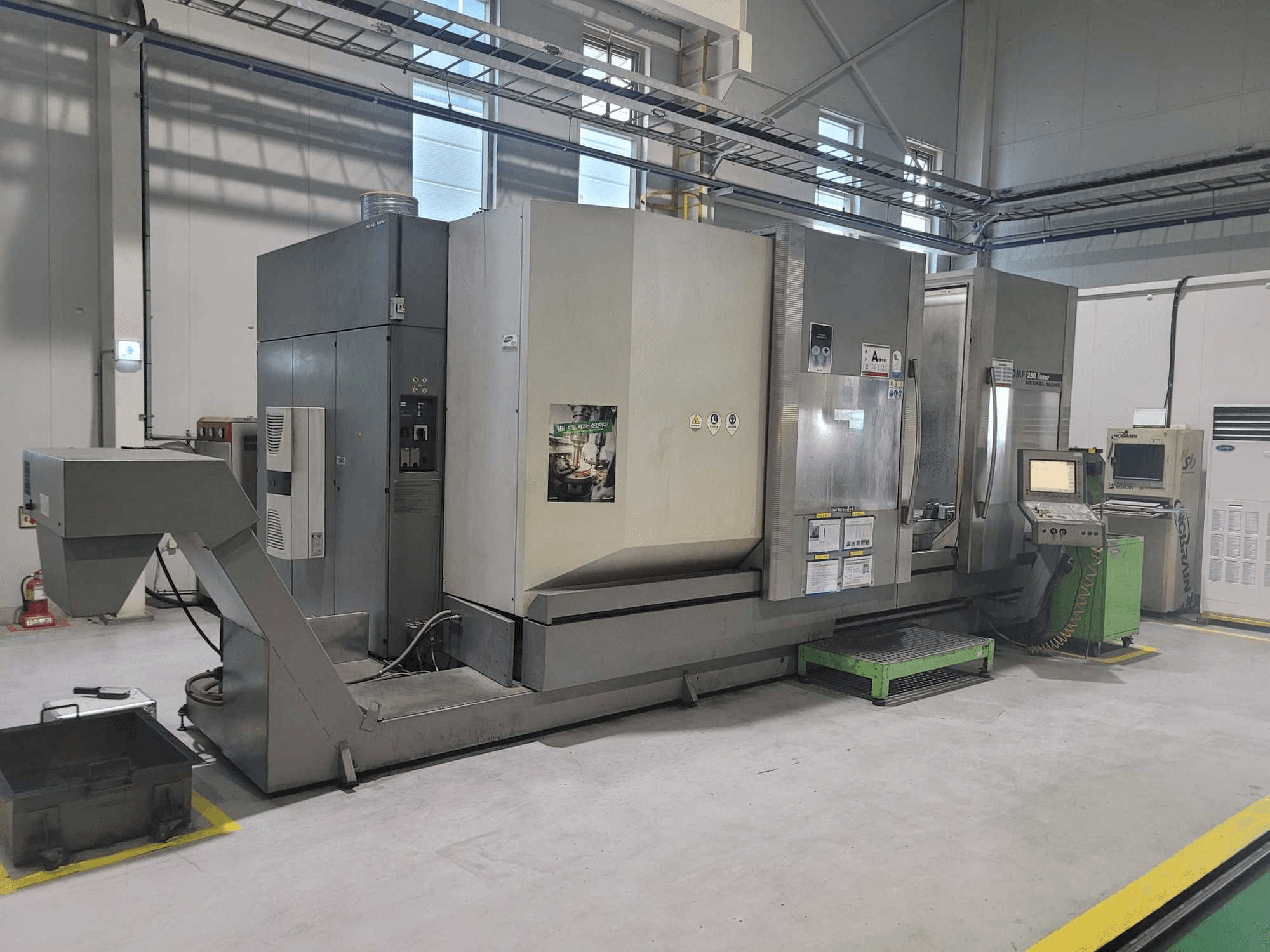 Left side view of DECKEL MAHO DMF 250 linear machine