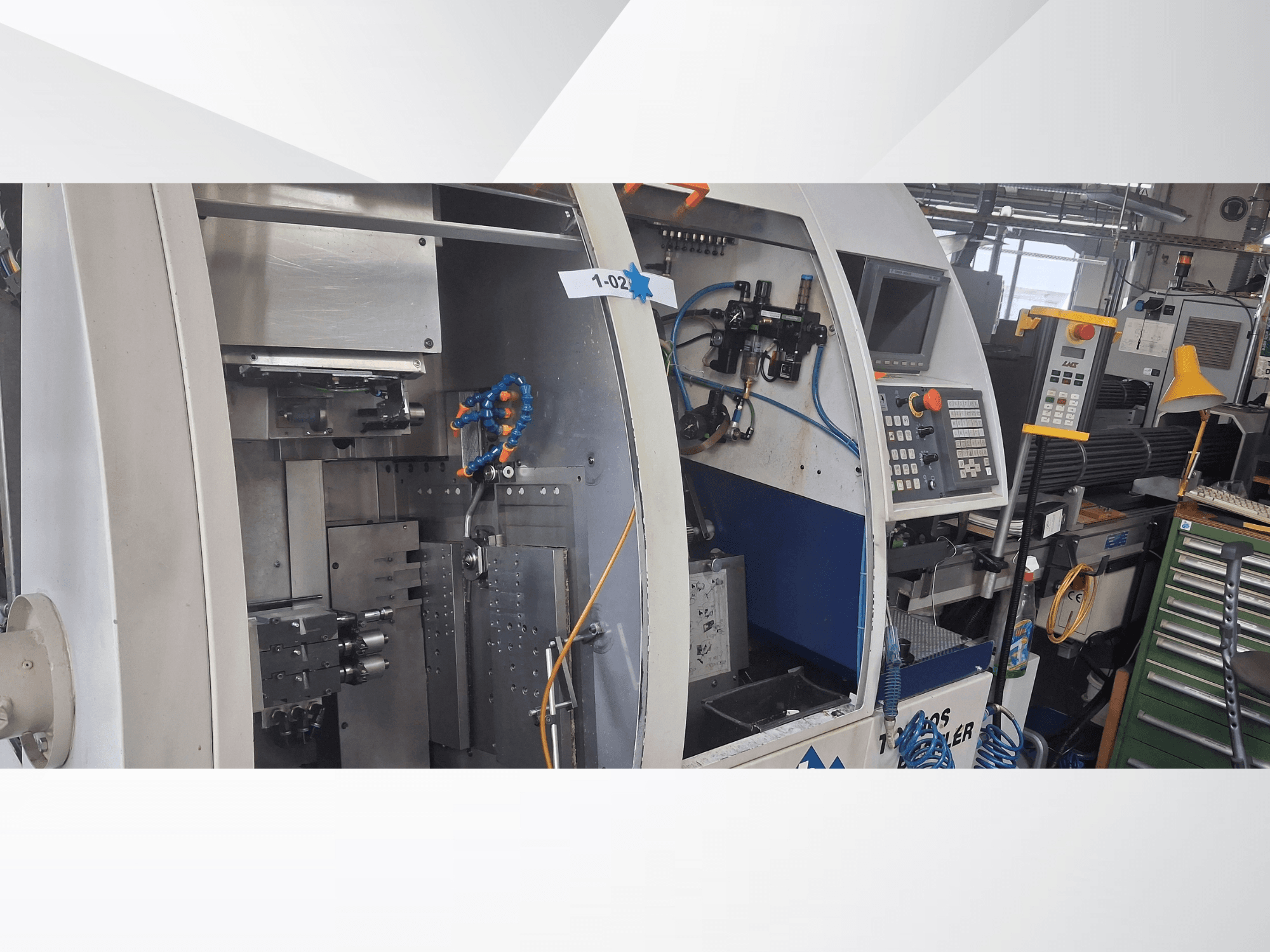 Токарний верстат швейцарського типу TORNOS DECO 2000-10, вид спереду з панеллю керування, механізмом обертання та внутрішнім налаштуванням.