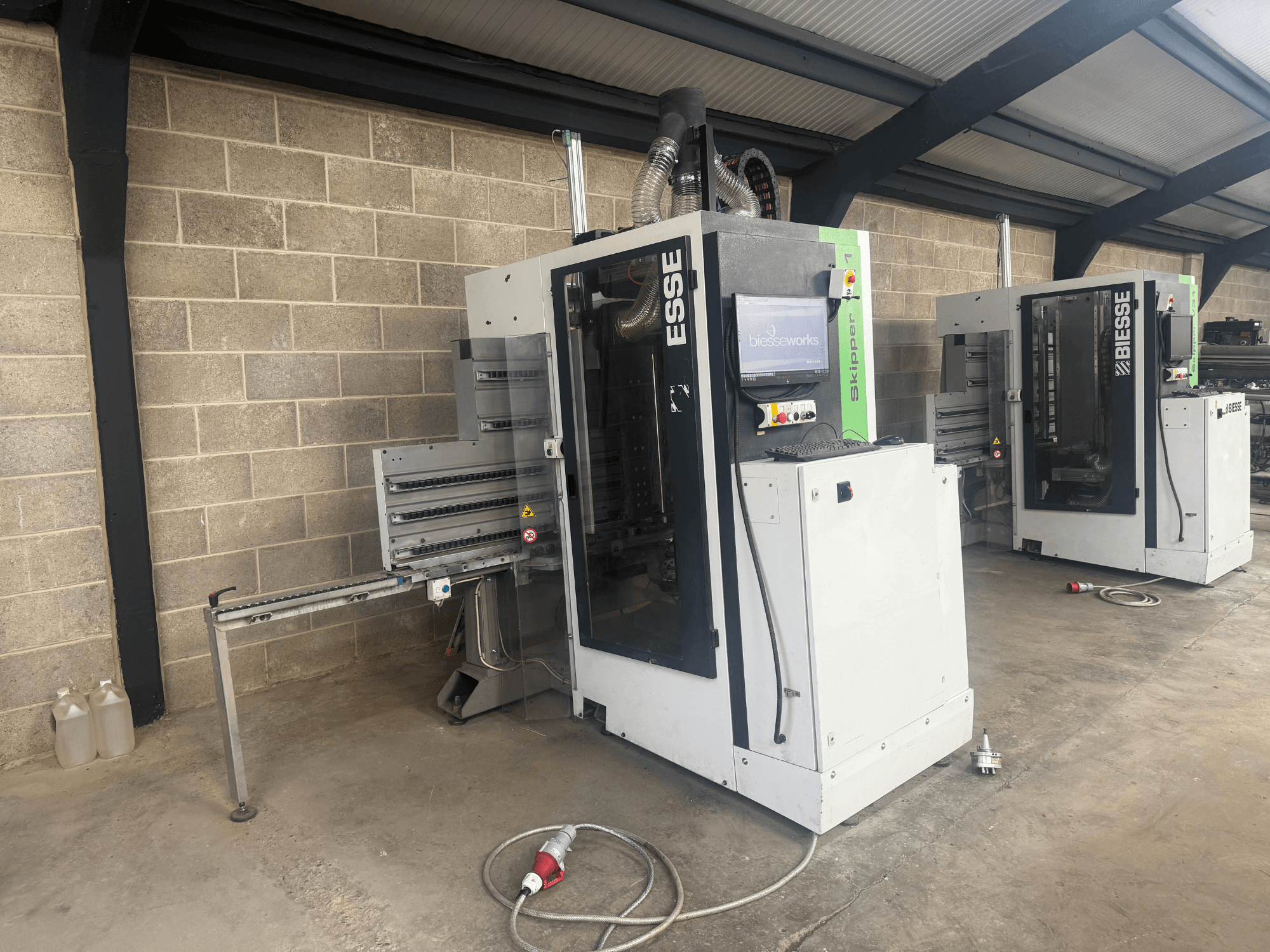 Розточувальний верстат BIESSE Skipper v31 збоку, з панеллю керування та суміжними механізмами, встановлений у майстерні.