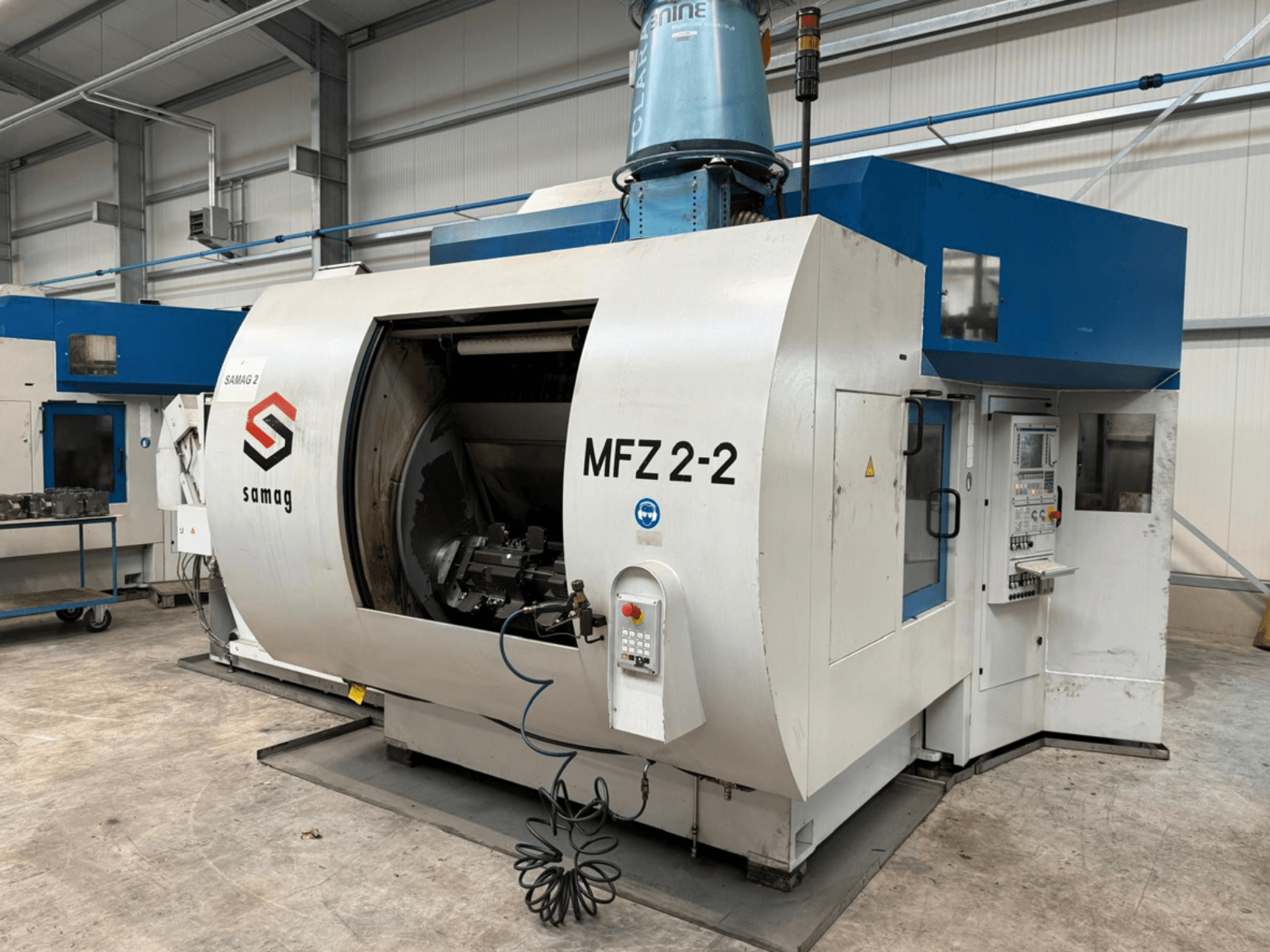 Фрезерний верстат Samag MFZ 2-2 у вигляді збоку, демонструючи велику відкриту камеру і панель управління з різними кнопками і ручками.