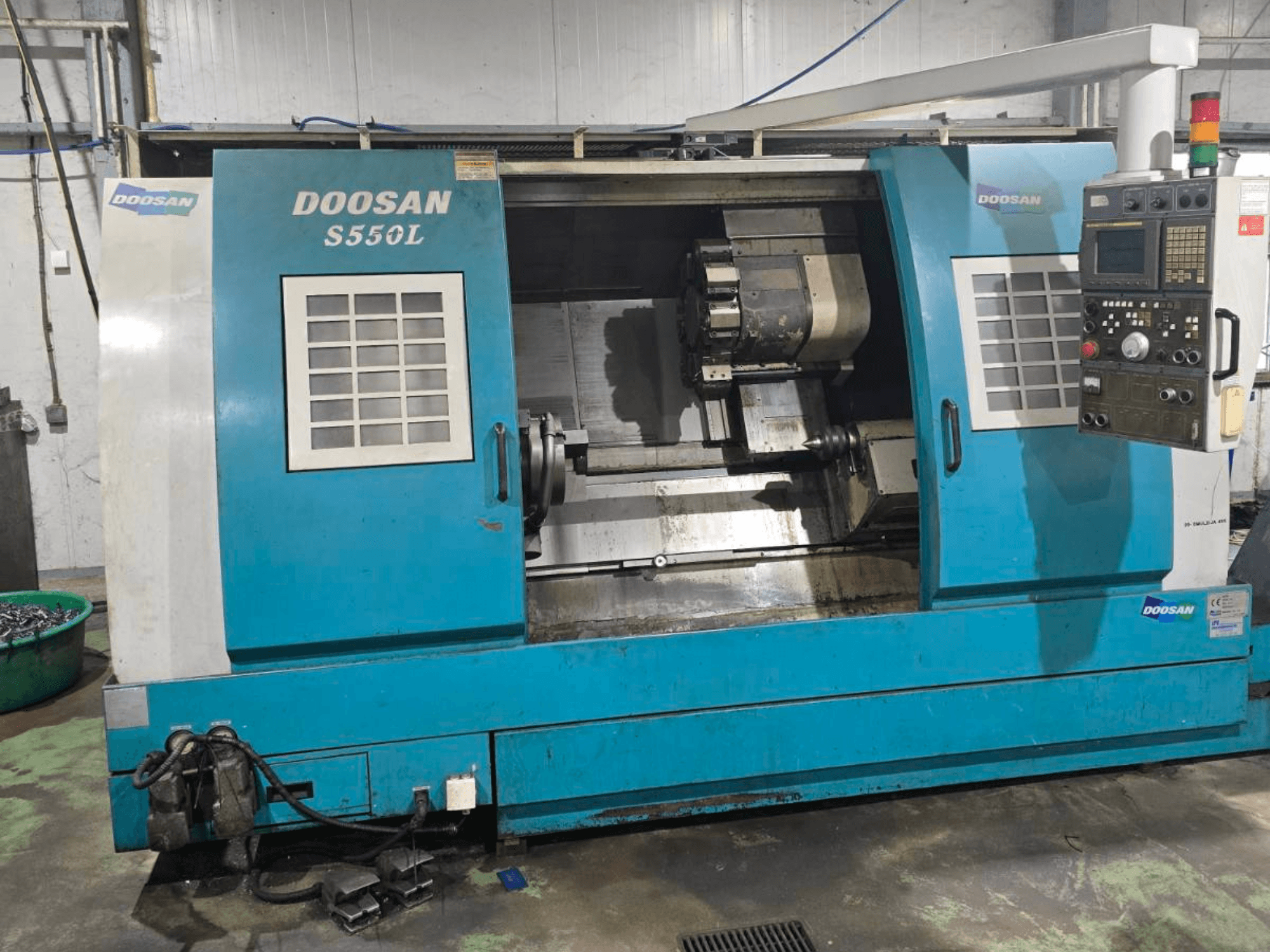 Горизонтальний токарний верстат DOOSAN S550L у вигляді збоку, з панеллю керування та токарним столом, ідеально підходить для точної обробки.