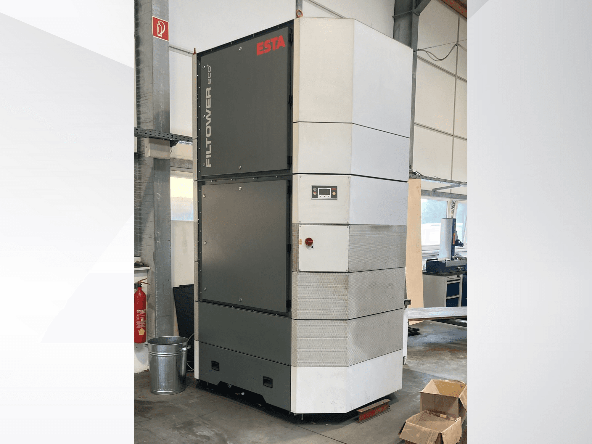 ESTA Filtower eco в сіро-білому кольорі, вигляд спереду, з панеллю керування та вентиляційними отворами. Підходить для промислової фільтрації повітря.