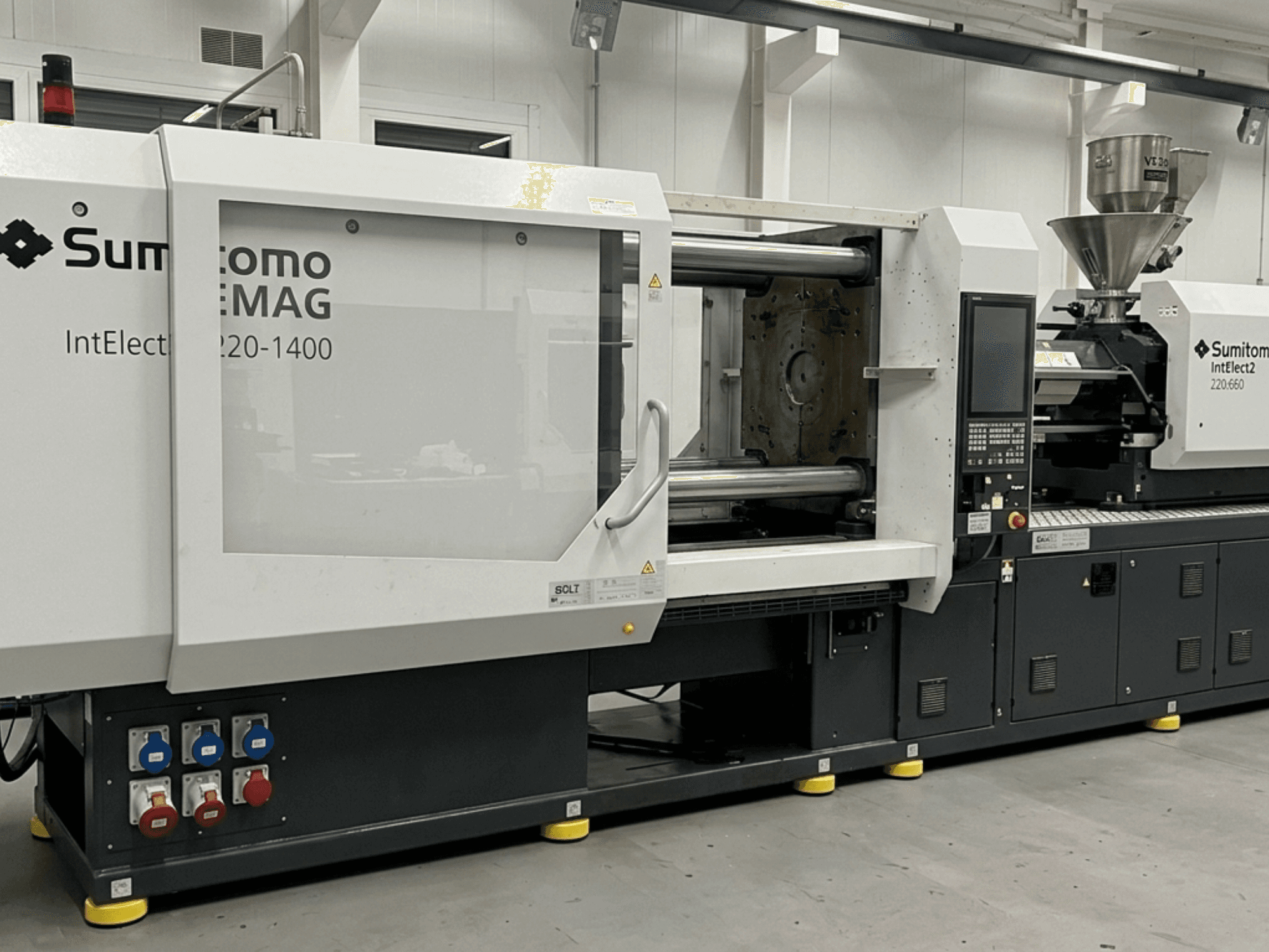 Електрична машина для лиття під тиском SUMITOMO SHI DEMAG IntElect2 S 220/660-1400, вид спереду з детальною панеллю керування та бункером.