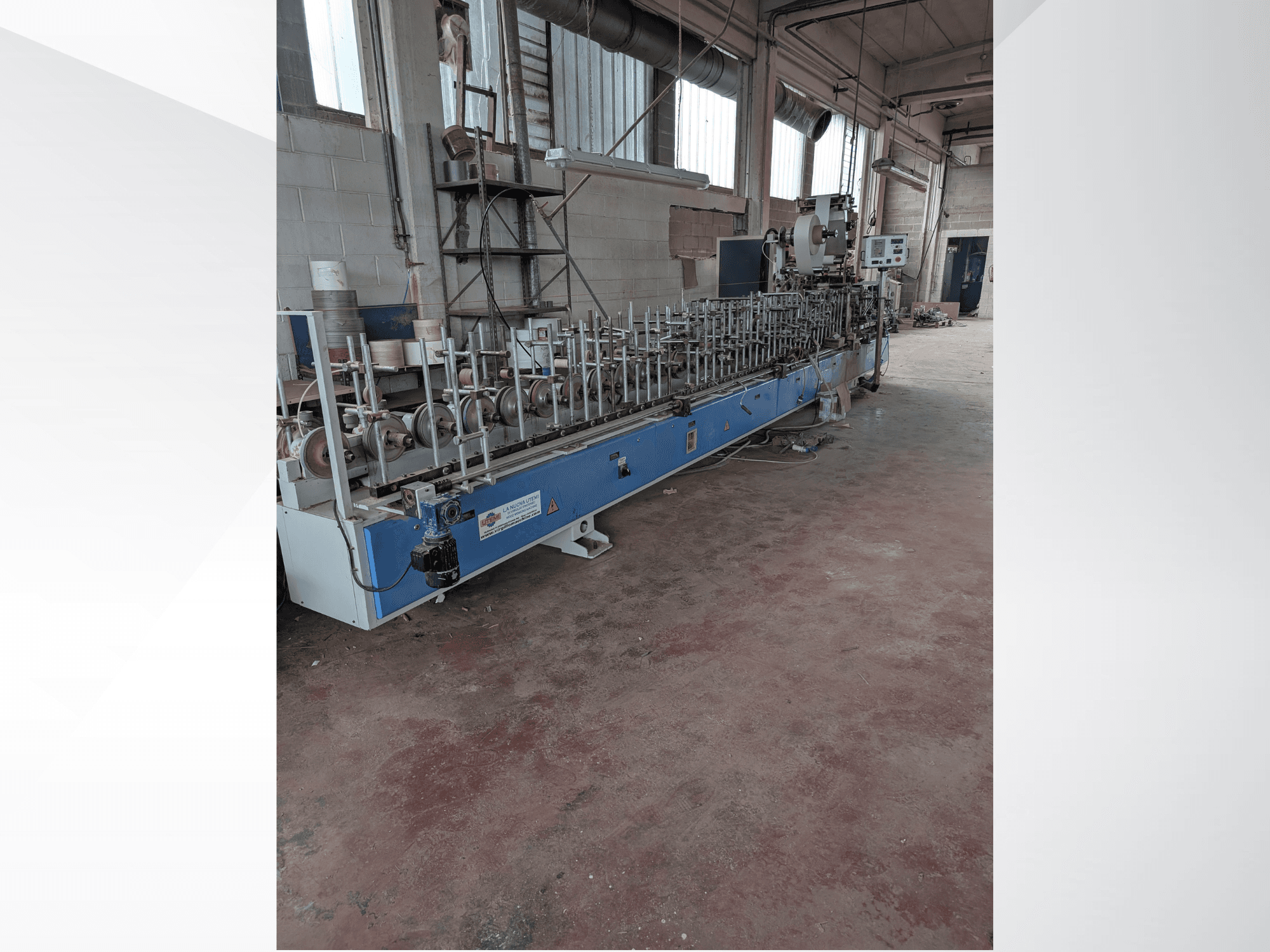 Вид спереду верстата PUR-33-L для обробки деревини з декількома шпинделями та витонченим синім дизайном у промислових умовах.