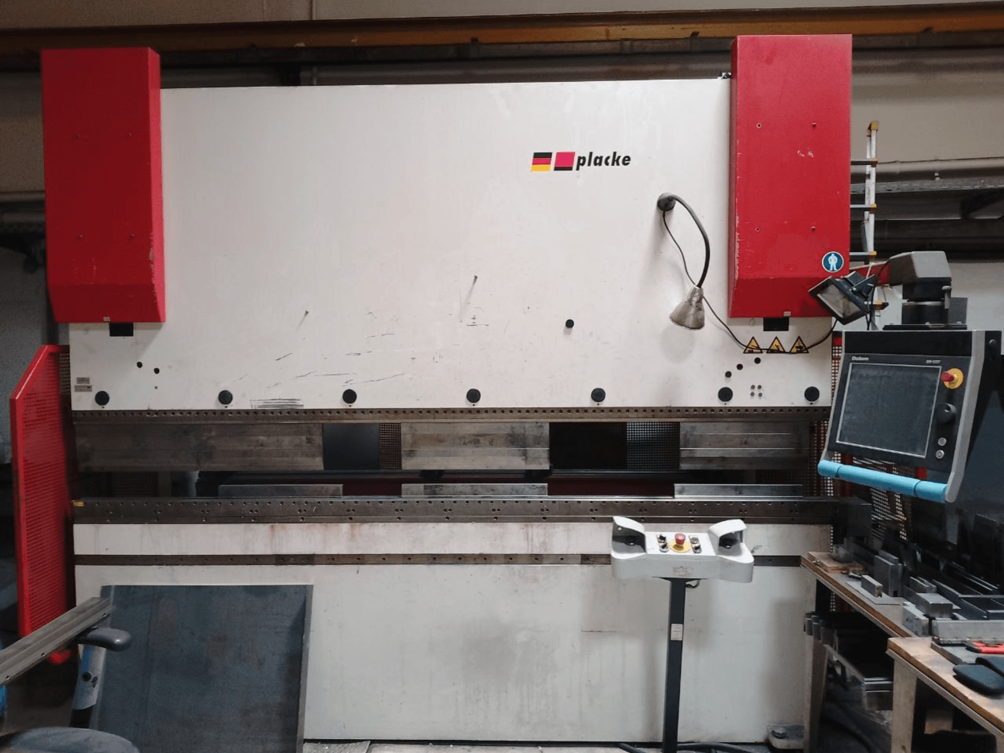 Гібочний прес PLACKE QPB-4 150/3100, вид спереду, на якому видно панель управління, червоні важелі та зону гнуття металу.