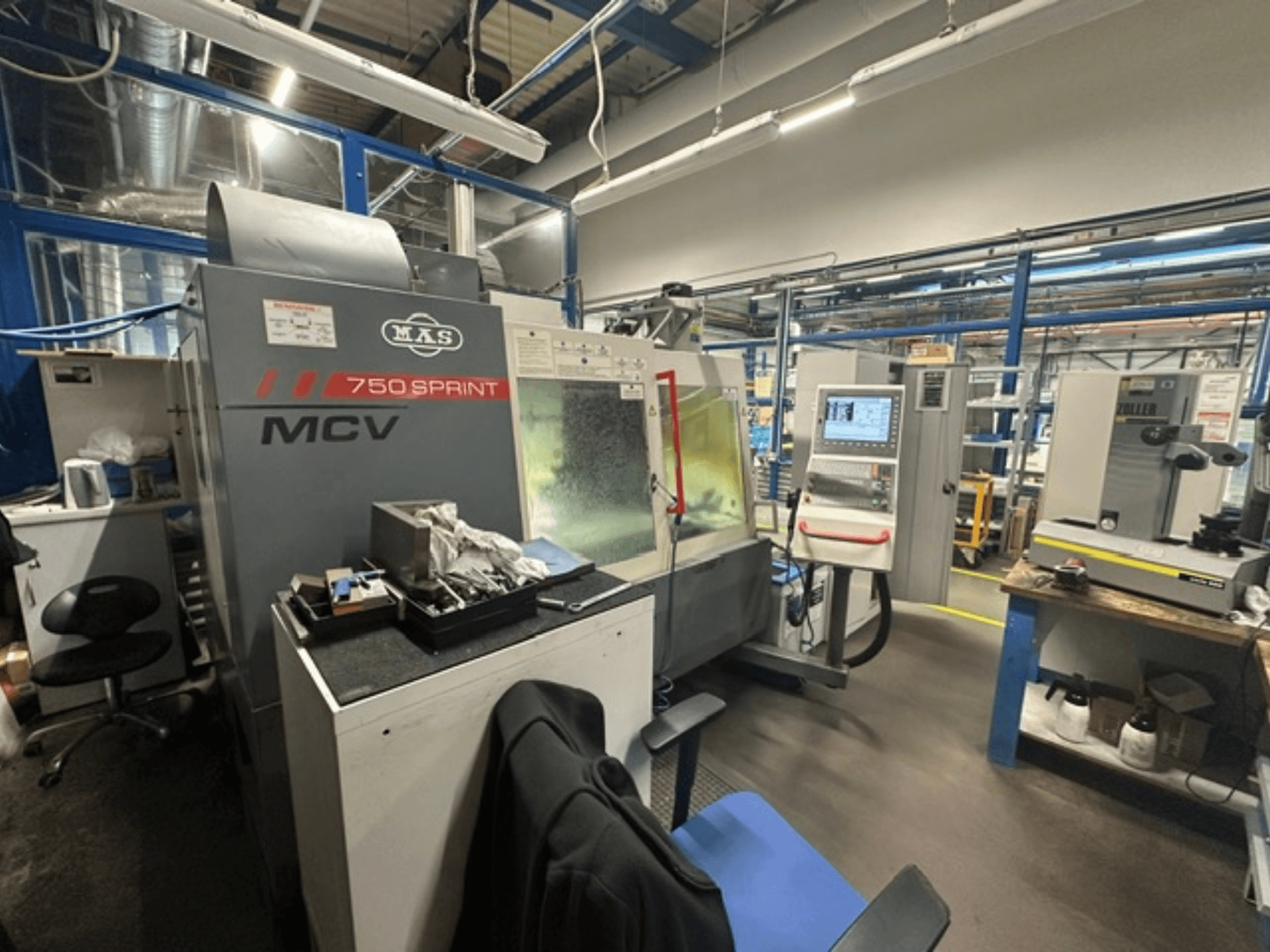 Вертикальний обробний центр KOVOSVIT MAS MCV 750 Sprint у цеху: на фото зображено панель управління та робочу зону у боковому ракурсі.