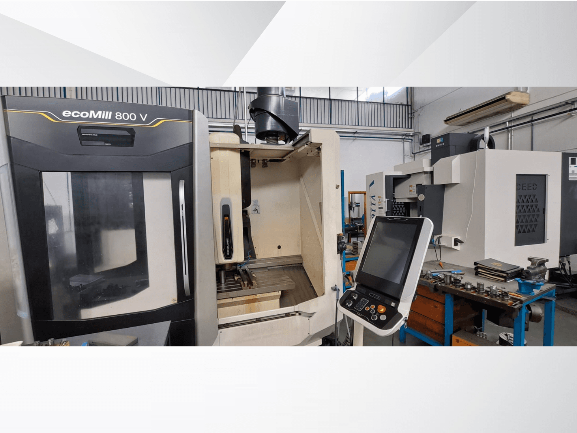 Вид спереду вертикального обробного центру DMG ecoMill 800V з панеллю керування та відкритою зоною обробки.