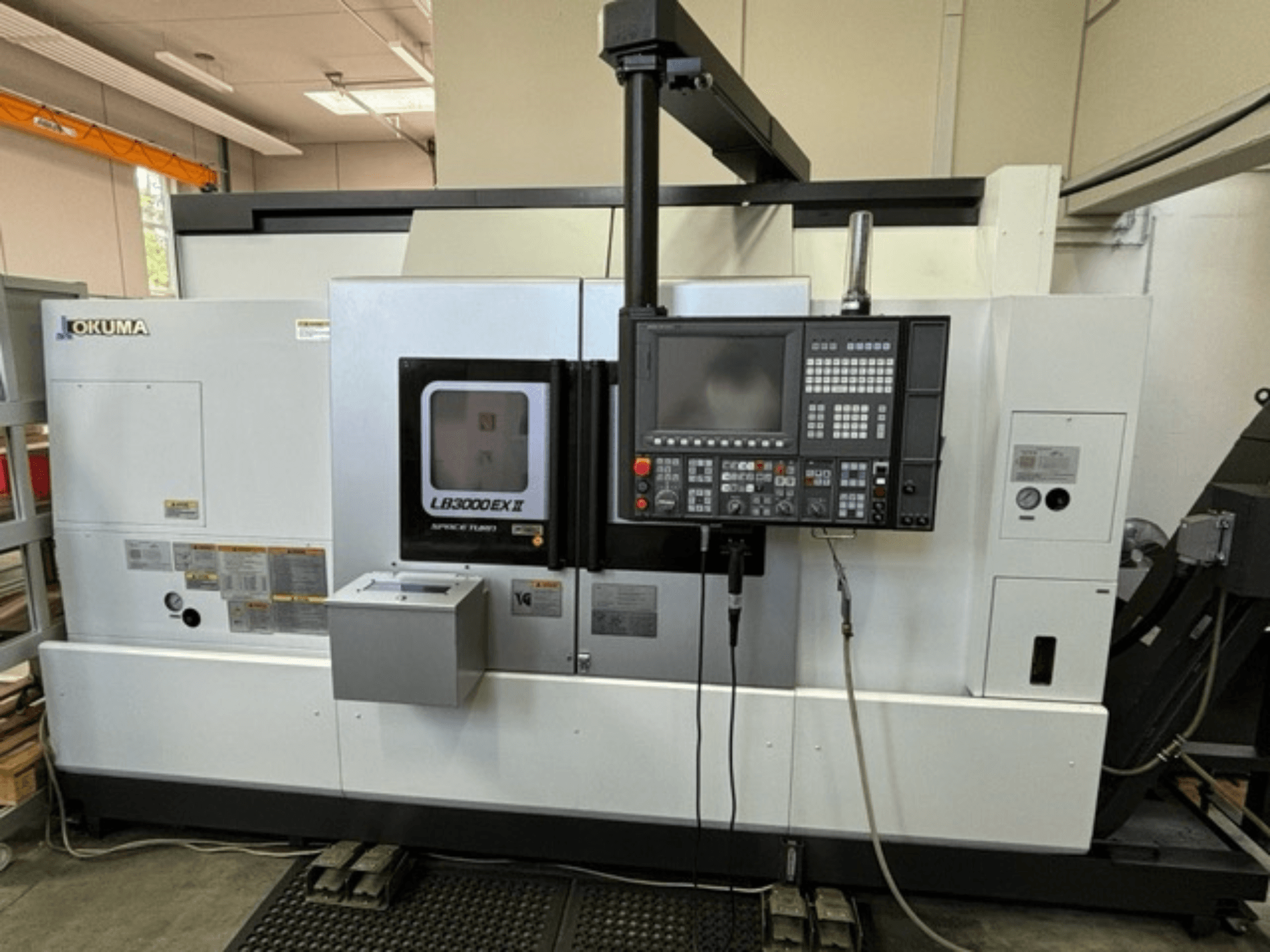 Горизонтальний токарний верстат Okuma LB 3000 EXII, вид спереду з панеллю керування та робочими функціями.