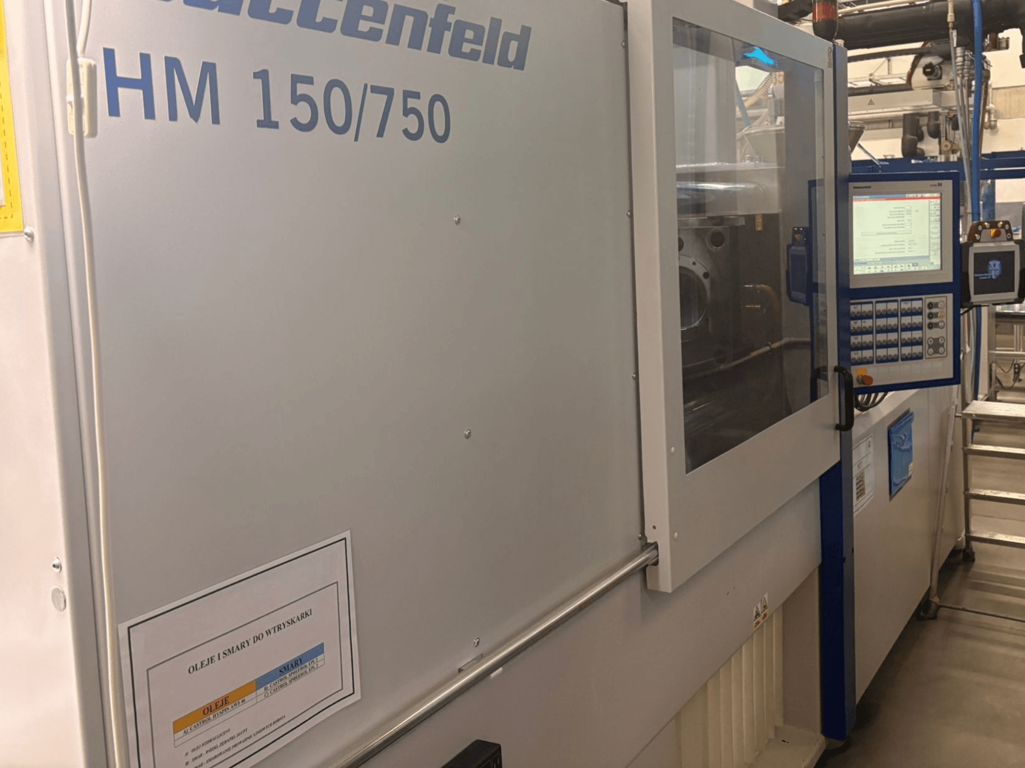 Термопластавтомат Hoffer Maschinenbau HM 150/750, вид спереду, з панеллю керування та робочим дисплеєм.