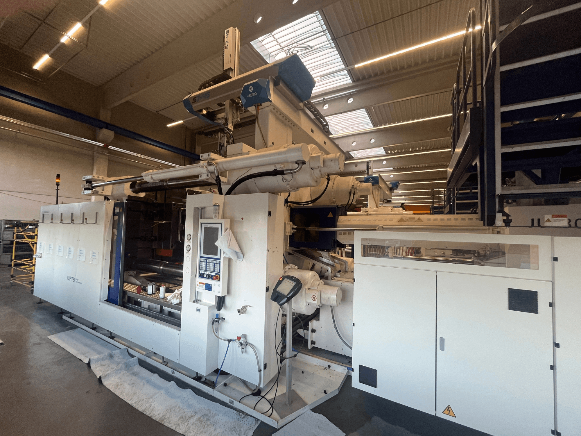 Вид спереду текстильної машини Autefa з панеллю керування, компонентами та промисловим обладнанням.